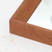 Aarhus Glasimport og Glassliberiによる立て掛けミラーで、チーク材のフレームとガラスの組み合わせが魅力の北欧ビンテージ品です。細く端正なフレームは面取りが美しく、壁に寄り添う軽やかな佇まいが空間をすっきりと整えます。姿見としてはもちろん、廊下や寝室のアクセントとしても活躍し、経年で深みを増したチーク材が上質な雰囲気を演出します。シンプルながら温かみのあるデザインで、日常の動作に自然に寄り添うミラーです。