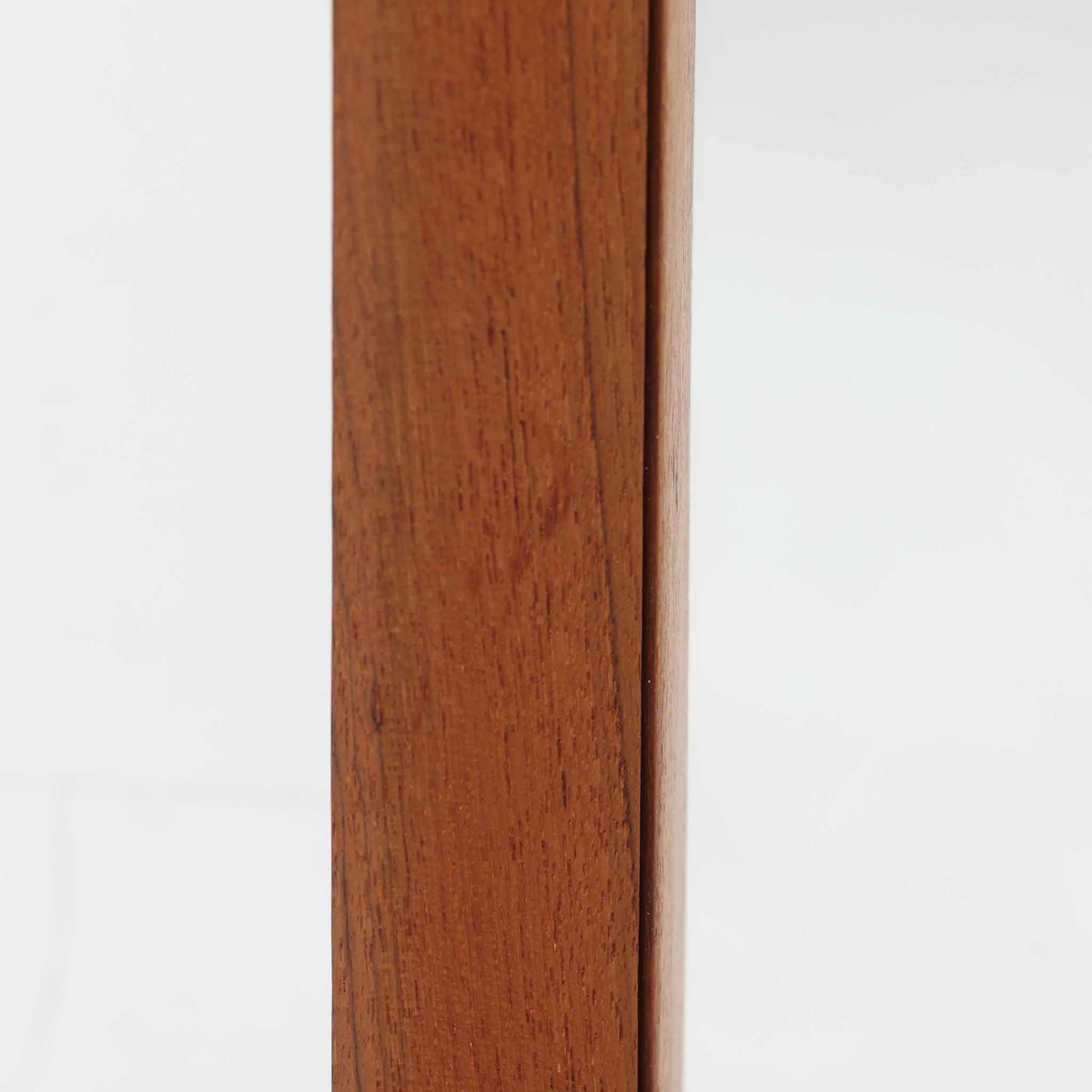 Aarhus Glasimport og Glassliberiによる立て掛けミラーで、チーク材のフレームとガラスの組み合わせが魅力の北欧ビンテージ品です。細く端正なフレームは面取りが美しく、壁に寄り添う軽やかな佇まいが空間をすっきりと整えます。姿見としてはもちろん、廊下や寝室のアクセントとしても活躍し、経年で深みを増したチーク材が上質な雰囲気を演出します。シンプルながら温かみのあるデザインで、日常の動作に自然に寄り添うミラーです。
