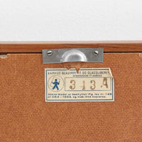 Aarhus Glasimport og Glassliberiによる立て掛けミラーで、チーク材のフレームとガラスの組み合わせが魅力の北欧ビンテージ品です。細く端正なフレームは面取りが美しく、壁に寄り添う軽やかな佇まいが空間をすっきりと整えます。姿見としてはもちろん、廊下や寝室のアクセントとしても活躍し、経年で深みを増したチーク材が上質な雰囲気を演出します。シンプルながら温かみのあるデザインで、日常の動作に自然に寄り添うミラーです。