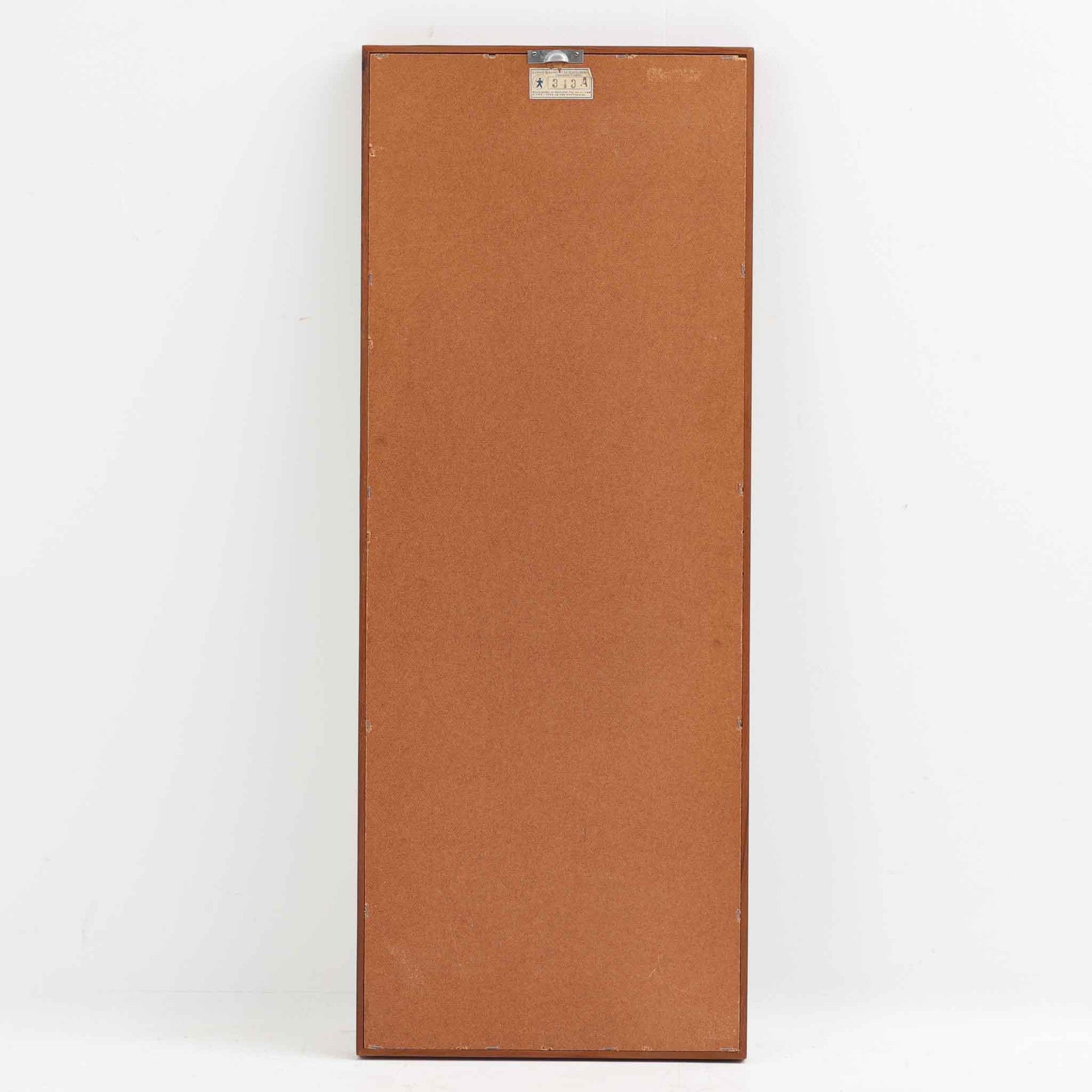 Aarhus Glasimport og Glassliberiによる立て掛けミラーで、チーク材のフレームとガラスの組み合わせが魅力の北欧ビンテージ品です。細く端正なフレームは面取りが美しく、壁に寄り添う軽やかな佇まいが空間をすっきりと整えます。姿見としてはもちろん、廊下や寝室のアクセントとしても活躍し、経年で深みを増したチーク材が上質な雰囲気を演出します。シンプルながら温かみのあるデザインで、日常の動作に自然に寄り添うミラーです。