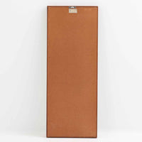 Aarhus Glasimport og Glassliberiによる立て掛けミラーで、チーク材のフレームとガラスの組み合わせが魅力の北欧ビンテージ品です。細く端正なフレームは面取りが美しく、壁に寄り添う軽やかな佇まいが空間をすっきりと整えます。姿見としてはもちろん、廊下や寝室のアクセントとしても活躍し、経年で深みを増したチーク材が上質な雰囲気を演出します。シンプルながら温かみのあるデザインで、日常の動作に自然に寄り添うミラーです。