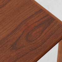 チーク材の温かみある木肌に、落ち着いたブルー系陶磁器タイルをあしらったネストテーブルは、北欧ビンテージらしい実用性と装飾性を兼ね備えたセットです。大小3台を重ねて収納できる合理的な構造で、必要に応じてサイドテーブルや補助台として柔軟に使い分けが可能。角を丸く仕上げた天板や細身の脚部には丁寧な木工技術が感じられ、経年により深みを増した表情が空間に静かな存在感を添えます。