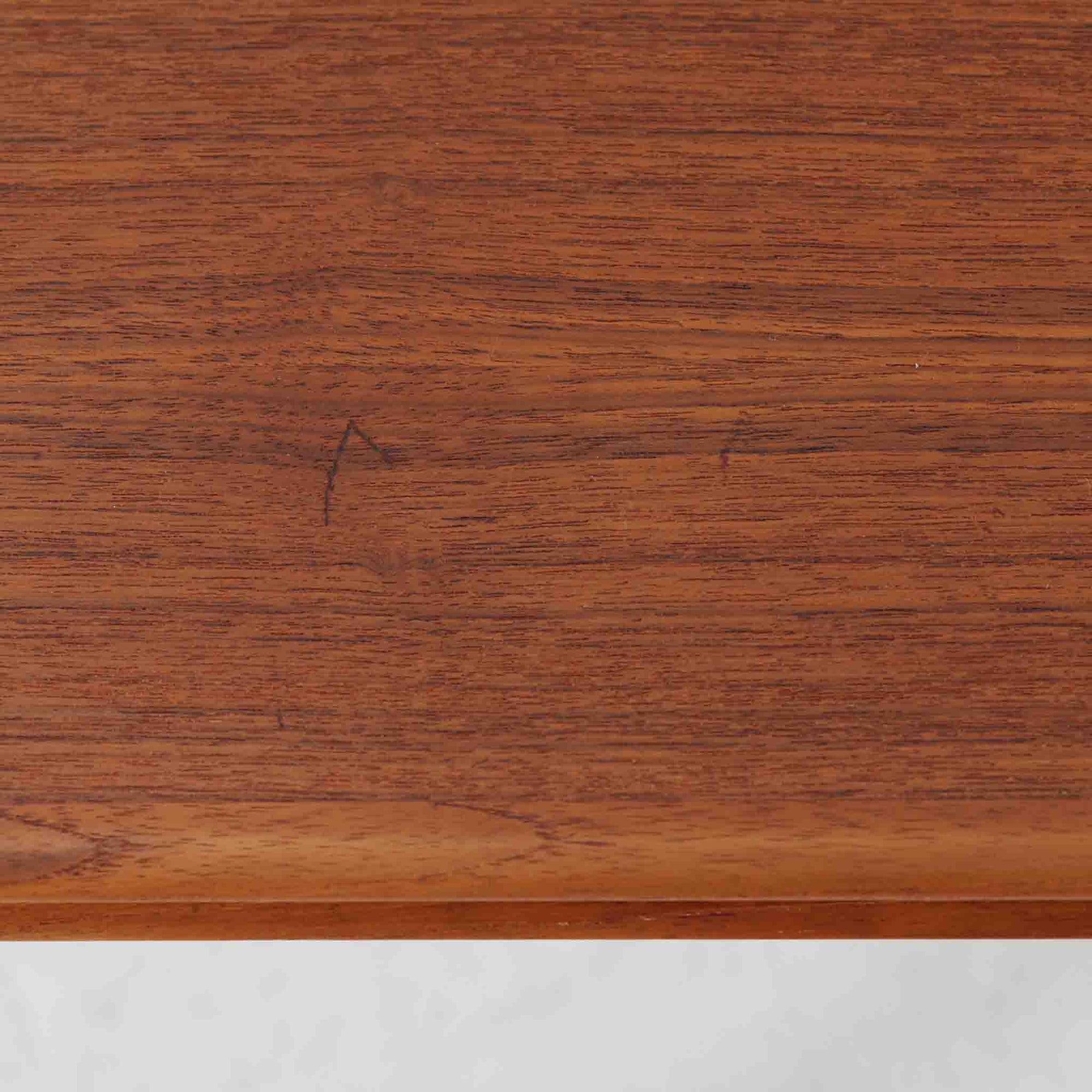 チーク材の温かみある木肌に、落ち着いたブルー系陶磁器タイルをあしらったネストテーブルは、北欧ビンテージらしい実用性と装飾性を兼ね備えたセットです。大小3台を重ねて収納できる合理的な構造で、必要に応じてサイドテーブルや補助台として柔軟に使い分けが可能。角を丸く仕上げた天板や細身の脚部には丁寧な木工技術が感じられ、経年により深みを増した表情が空間に静かな存在感を添えます。