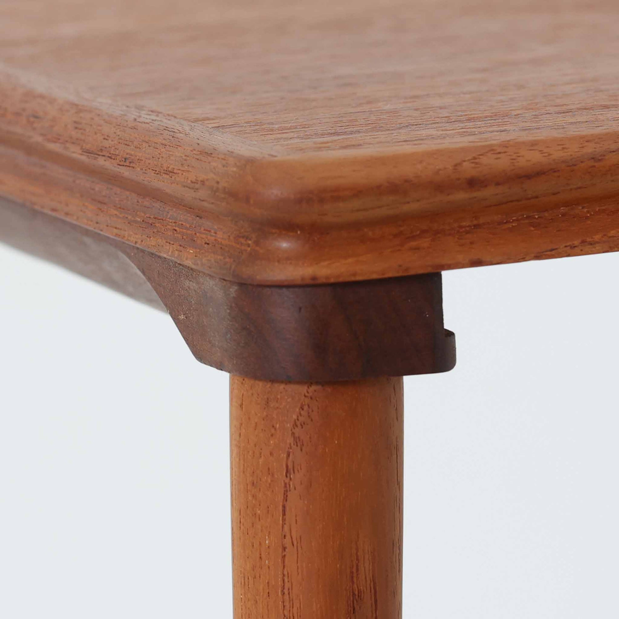 チーク材の温かみある木肌に、落ち着いたブルー系陶磁器タイルをあしらったネストテーブルは、北欧ビンテージらしい実用性と装飾性を兼ね備えたセットです。大小3台を重ねて収納できる合理的な構造で、必要に応じてサイドテーブルや補助台として柔軟に使い分けが可能。角を丸く仕上げた天板や細身の脚部には丁寧な木工技術が感じられ、経年により深みを増した表情が空間に静かな存在感を添えます。