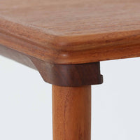 チーク材の温かみある木肌に、落ち着いたブルー系陶磁器タイルをあしらったネストテーブルは、北欧ビンテージらしい実用性と装飾性を兼ね備えたセットです。大小3台を重ねて収納できる合理的な構造で、必要に応じてサイドテーブルや補助台として柔軟に使い分けが可能。角を丸く仕上げた天板や細身の脚部には丁寧な木工技術が感じられ、経年により深みを増した表情が空間に静かな存在感を添えます。