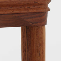 チーク材の温かみある木肌に、落ち着いたブルー系陶磁器タイルをあしらったネストテーブルは、北欧ビンテージらしい実用性と装飾性を兼ね備えたセットです。大小3台を重ねて収納できる合理的な構造で、必要に応じてサイドテーブルや補助台として柔軟に使い分けが可能。角を丸く仕上げた天板や細身の脚部には丁寧な木工技術が感じられ、経年により深みを増した表情が空間に静かな存在感を添えます。