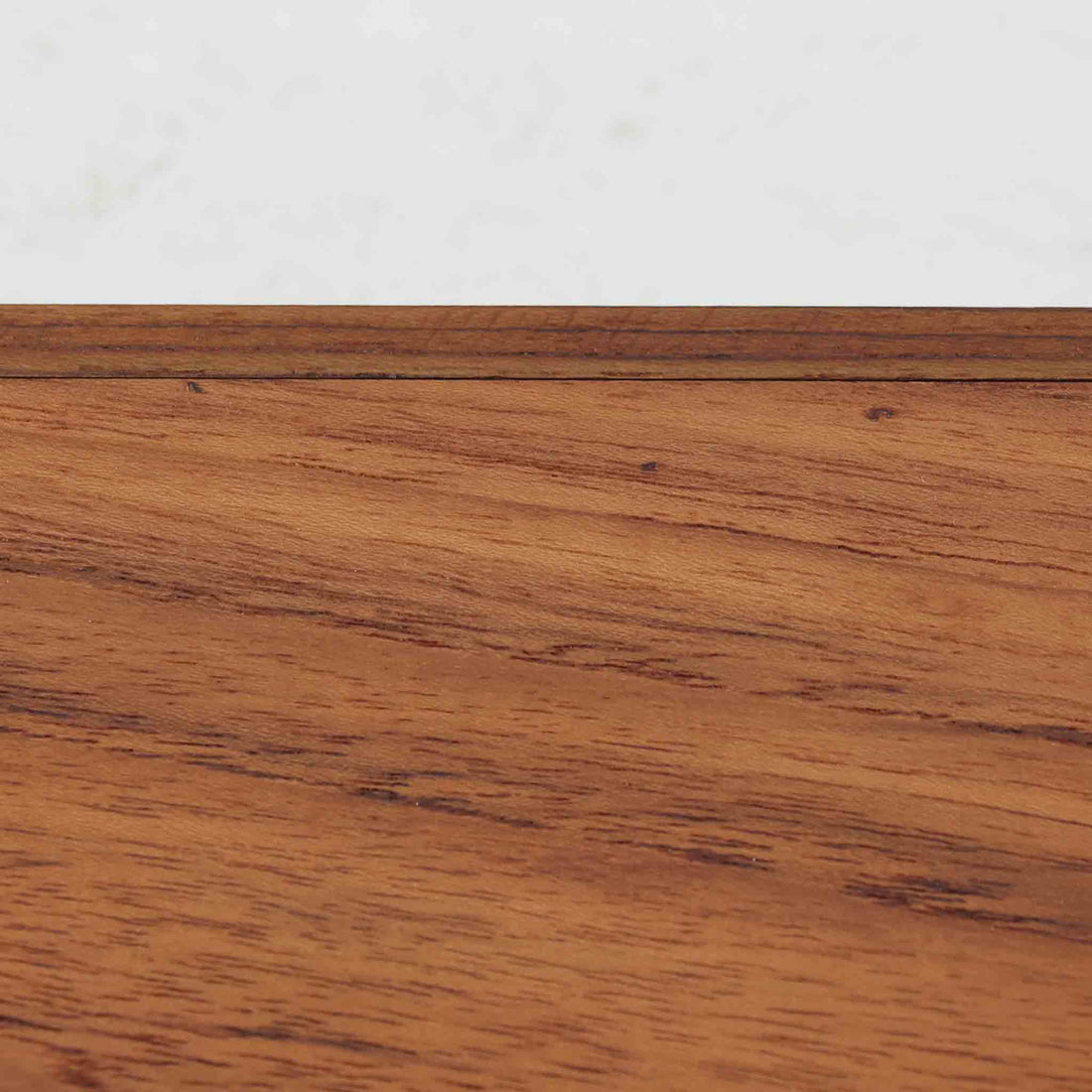 デンマーク製ウォールシェルフです。上質なチーク無垢材を使用し、滑らかなカーブを描く縁取りと丸みのあるフォルムが北欧家具らしい柔らかさを感じさせます。奥行きを抑えたコンパクトなサイズで、玄関や寝室、リビングのちょっとしたスペースにも取り付けやすい設計です。経年により深みを増したチーク材の美しい色合いが、壁面を上品に演出します。