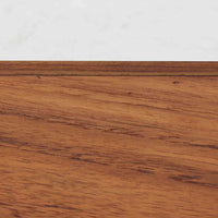 デンマーク製ウォールシェルフです。上質なチーク無垢材を使用し、滑らかなカーブを描く縁取りと丸みのあるフォルムが北欧家具らしい柔らかさを感じさせます。奥行きを抑えたコンパクトなサイズで、玄関や寝室、リビングのちょっとしたスペースにも取り付けやすい設計です。経年により深みを増したチーク材の美しい色合いが、壁面を上品に演出します。