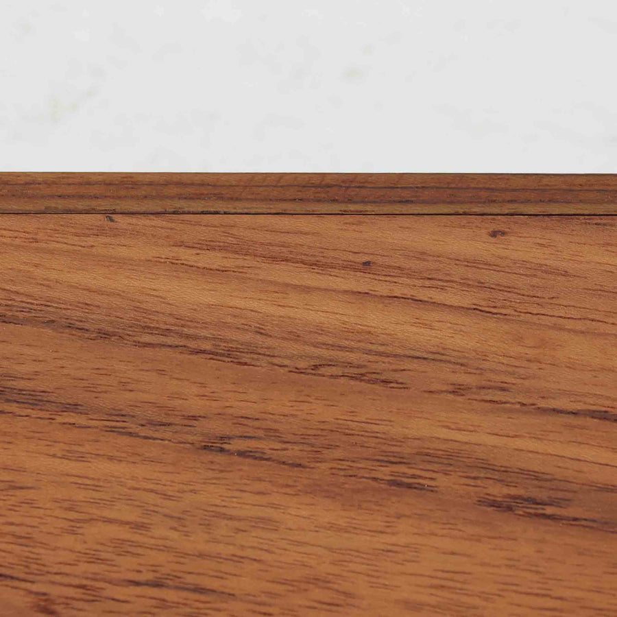 デンマーク製ウォールシェルフです。上質なチーク無垢材を使用し、滑らかなカーブを描く縁取りと丸みのあるフォルムが北欧家具らしい柔らかさを感じさせます。奥行きを抑えたコンパクトなサイズで、玄関や寝室、リビングのちょっとしたスペースにも取り付けやすい設計です。経年により深みを増したチーク材の美しい色合いが、壁面を上品に演出します。