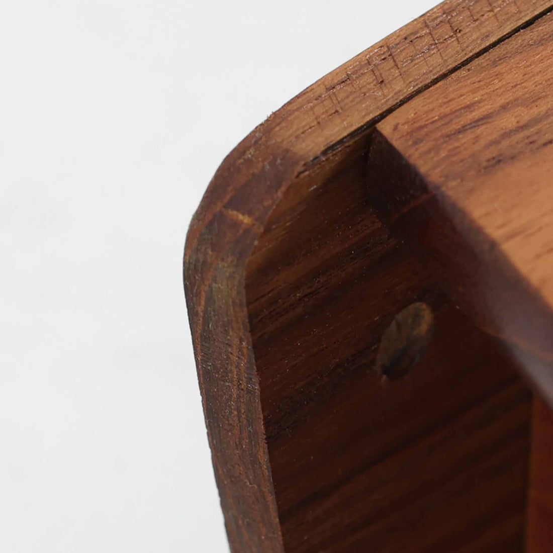 デンマーク製ウォールシェルフです。上質なチーク無垢材を使用し、滑らかなカーブを描く縁取りと丸みのあるフォルムが北欧家具らしい柔らかさを感じさせます。奥行きを抑えたコンパクトなサイズで、玄関や寝室、リビングのちょっとしたスペースにも取り付けやすい設計です。経年により深みを増したチーク材の美しい色合いが、壁面を上品に演出します。