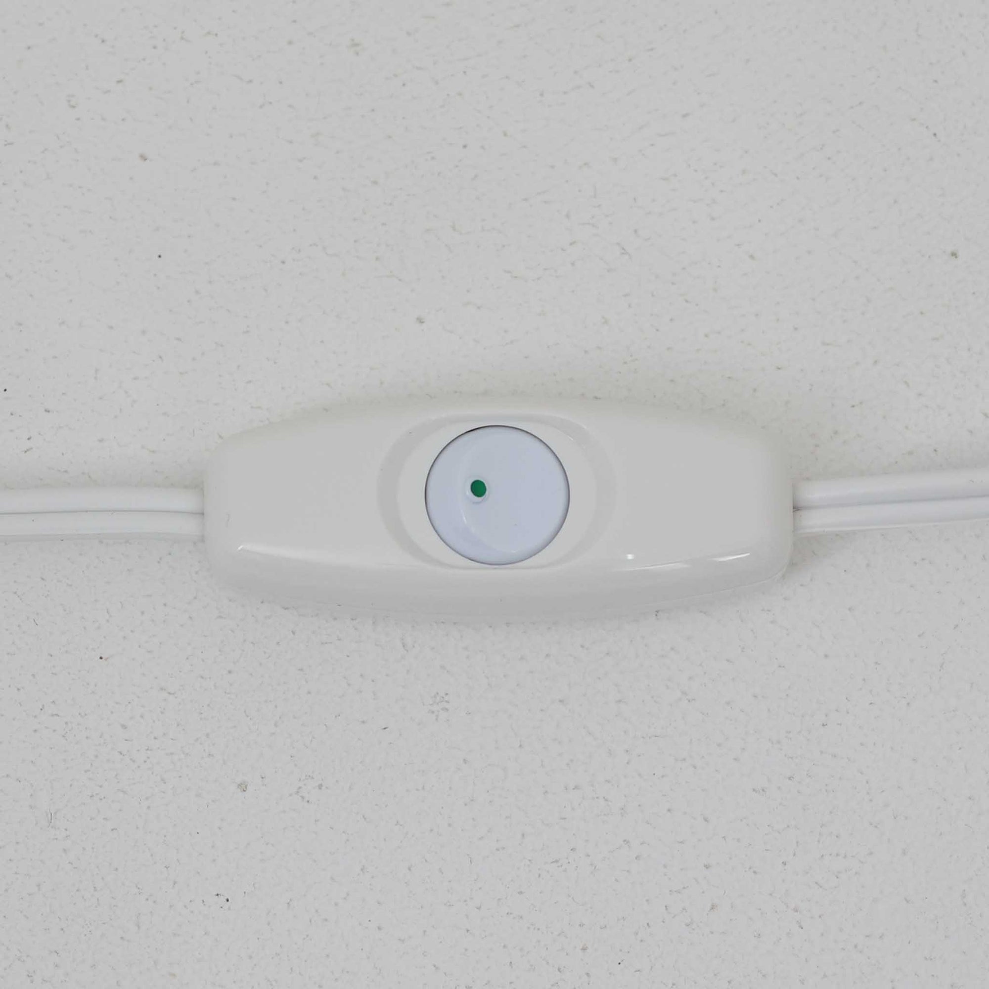 Nils Thorssonがデザインし、Royal Copenhagen社から発表された「BACA」シリーズのテーブルランプは、高さ39cmのバランスの取れたサイズ感で、北欧ビンテージらしい存在感を放ちます。陶磁器製のベースには細やかな装飾模様が施され、グラフィカルでありながら落ち着いた色調が空間に洗練された雰囲気を添えます。リネンシェードを透過する柔らかな光が温もりを演出し、リビングやベッドサイドに最適です。年月を経て深みを増した質感と工芸的な美しさを楽しめる一点物です。