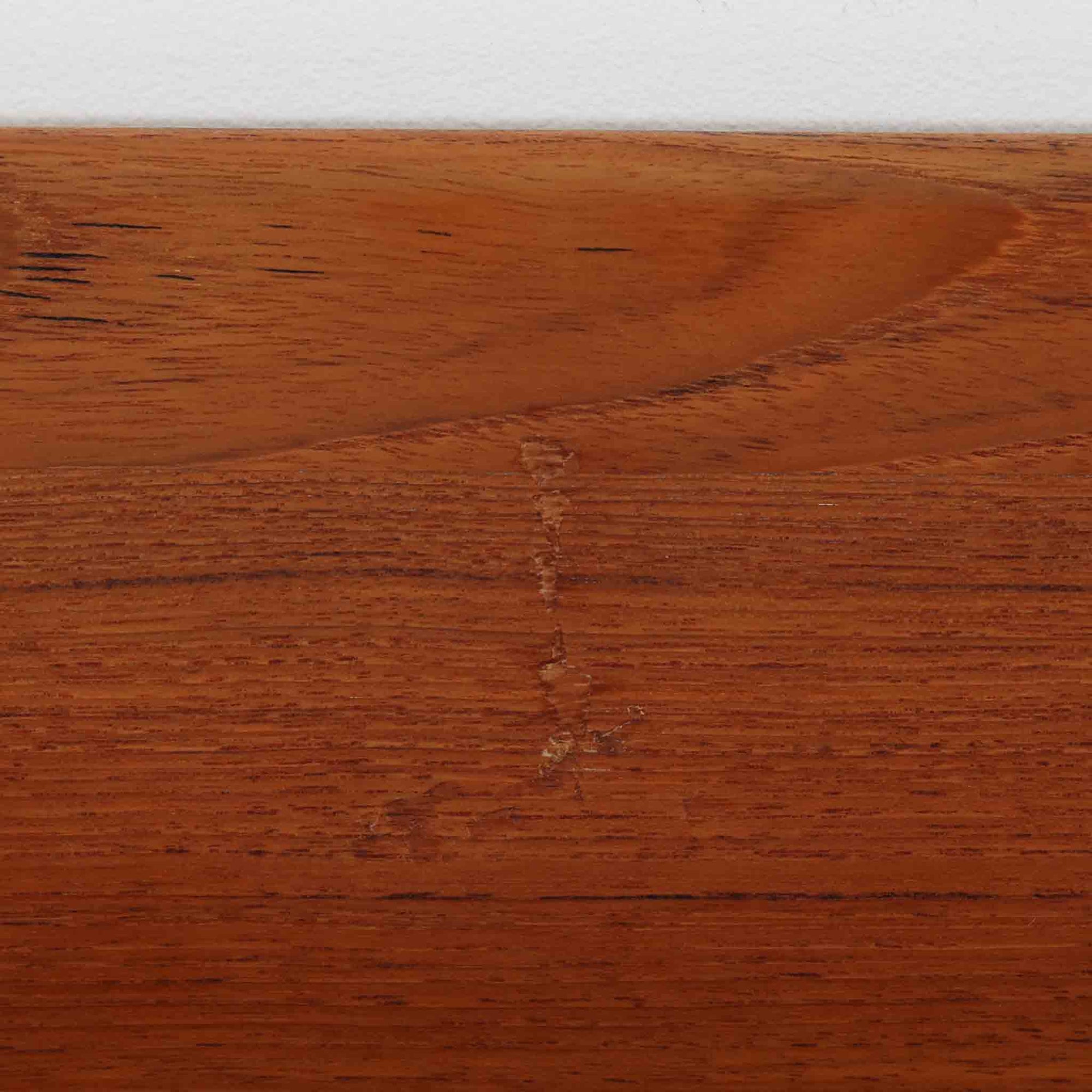 Kurt Ostervigが手がけ、Jason Mobler社により製造されたModel 195は、チーク材の温かみと滑らかな木肌が魅力の北欧ビンテージセンターテーブルです。天板は緩やかに面取りされ、脚部は丸みを帯びた先細りのフォルムで構成されており、軽やかさと安定感を両立しています。幕板の代わりにクロス状に配された貫が特徴で、構造美と機能性を兼ね備えたデザインは、ソファ前のテーブルとしてはもちろん、空間のアクセントとしても優れた存在感を放ちます。デンマーク製ビンテージならではの丁寧な仕上げと経年による風合いをお楽しみいただける一台です。