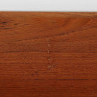 Kurt Ostervigが手がけ、Jason Mobler社により製造されたModel 195は、チーク材の温かみと滑らかな木肌が魅力の北欧ビンテージセンターテーブルです。天板は緩やかに面取りされ、脚部は丸みを帯びた先細りのフォルムで構成されており、軽やかさと安定感を両立しています。幕板の代わりにクロス状に配された貫が特徴で、構造美と機能性を兼ね備えたデザインは、ソファ前のテーブルとしてはもちろん、空間のアクセントとしても優れた存在感を放ちます。デンマーク製ビンテージならではの丁寧な仕上げと経年による風合いをお楽しみいただける一台です。