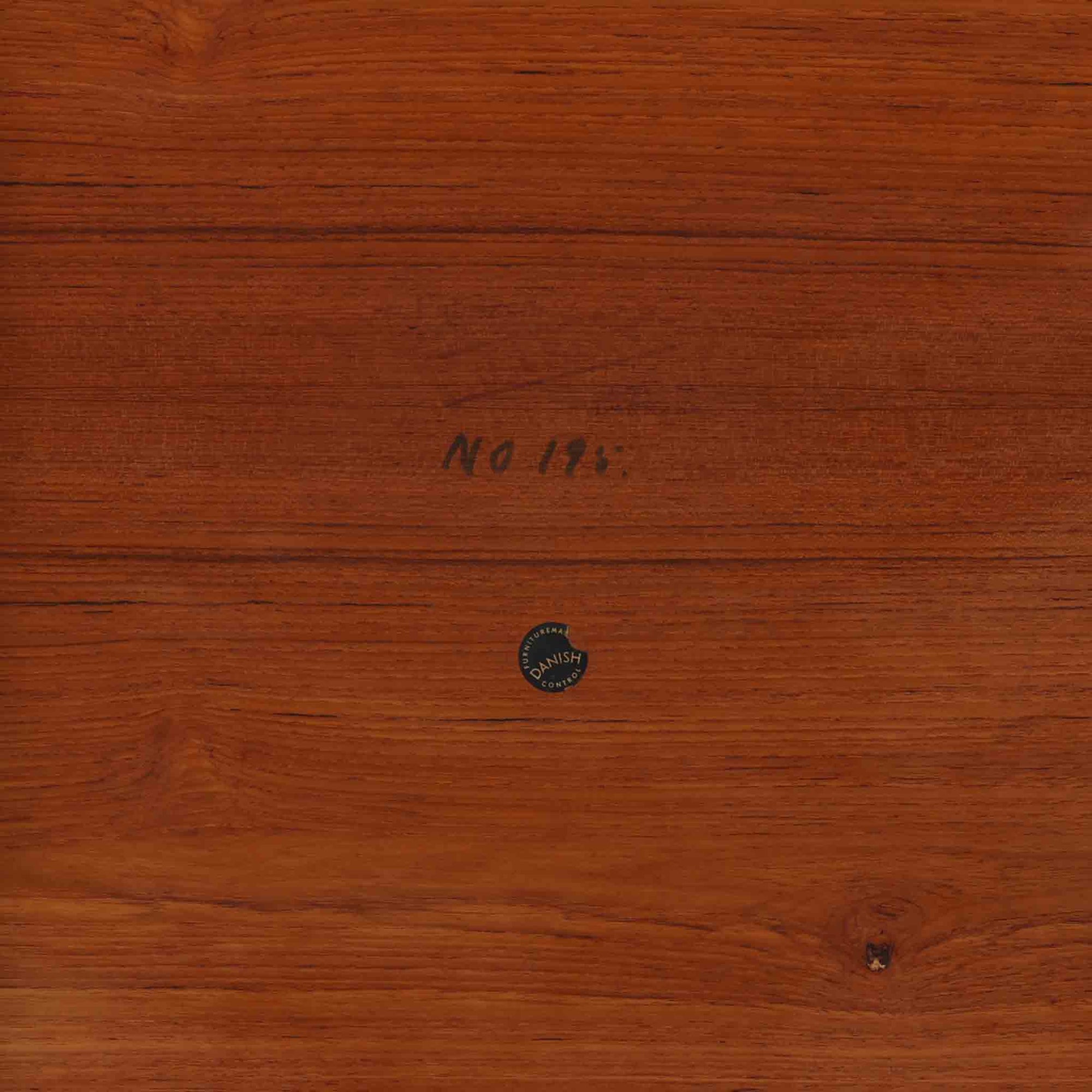 Kurt Ostervigが手がけ、Jason Mobler社により製造されたModel 195は、チーク材の温かみと滑らかな木肌が魅力の北欧ビンテージセンターテーブルです。天板は緩やかに面取りされ、脚部は丸みを帯びた先細りのフォルムで構成されており、軽やかさと安定感を両立しています。幕板の代わりにクロス状に配された貫が特徴で、構造美と機能性を兼ね備えたデザインは、ソファ前のテーブルとしてはもちろん、空間のアクセントとしても優れた存在感を放ちます。デンマーク製ビンテージならではの丁寧な仕上げと経年による風合いをお楽しみいただける一台です。