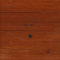 Kurt Ostervigが手がけ、Jason Mobler社により製造されたModel 195は、チーク材の温かみと滑らかな木肌が魅力の北欧ビンテージセンターテーブルです。天板は緩やかに面取りされ、脚部は丸みを帯びた先細りのフォルムで構成されており、軽やかさと安定感を両立しています。幕板の代わりにクロス状に配された貫が特徴で、構造美と機能性を兼ね備えたデザインは、ソファ前のテーブルとしてはもちろん、空間のアクセントとしても優れた存在感を放ちます。デンマーク製ビンテージならではの丁寧な仕上げと経年による風合いをお楽しみいただける一台です。