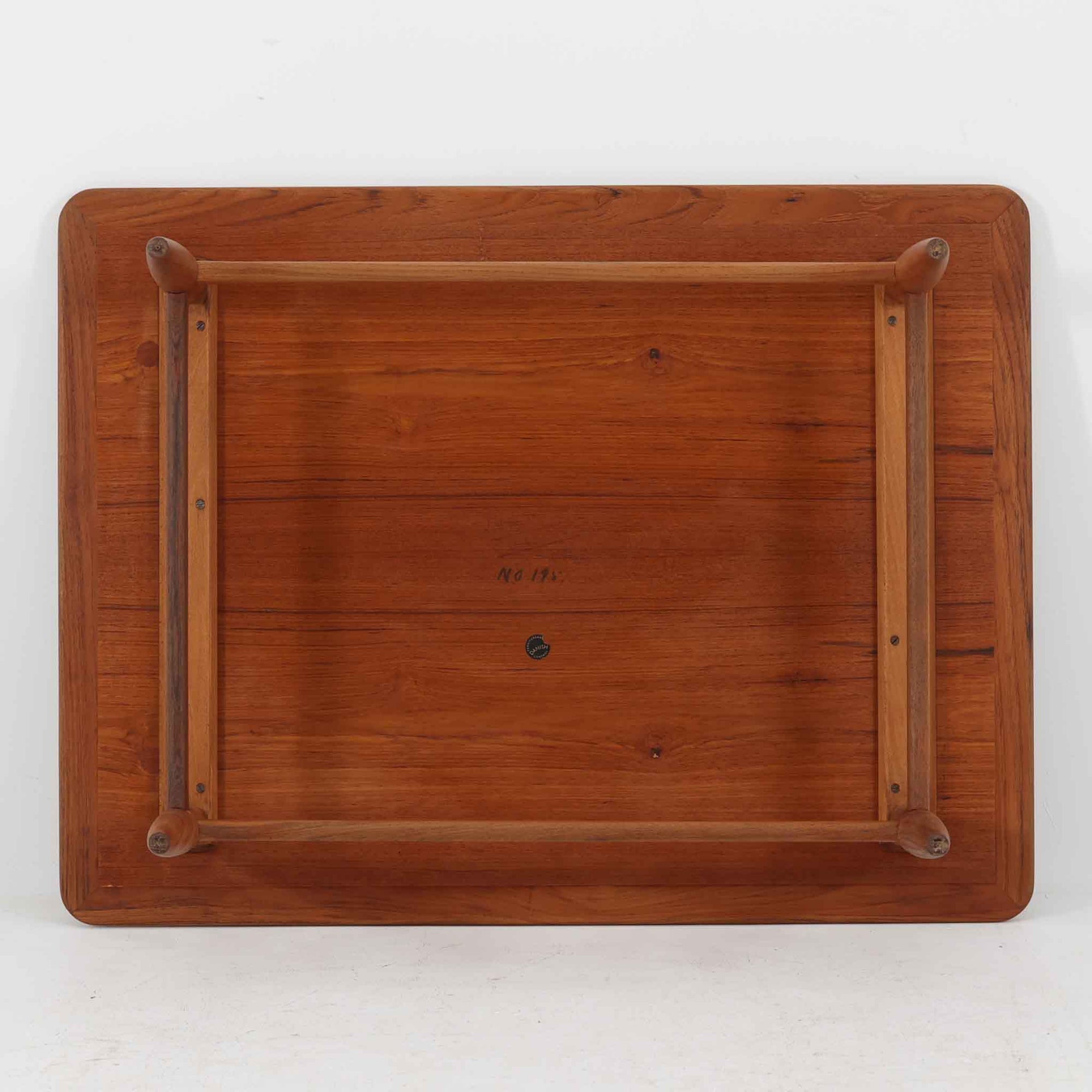 Kurt Ostervigが手がけ、Jason Mobler社により製造されたModel 195は、チーク材の温かみと滑らかな木肌が魅力の北欧ビンテージセンターテーブルです。天板は緩やかに面取りされ、脚部は丸みを帯びた先細りのフォルムで構成されており、軽やかさと安定感を両立しています。幕板の代わりにクロス状に配された貫が特徴で、構造美と機能性を兼ね備えたデザインは、ソファ前のテーブルとしてはもちろん、空間のアクセントとしても優れた存在感を放ちます。デンマーク製ビンテージならではの丁寧な仕上げと経年による風合いをお楽しみいただける一台です。