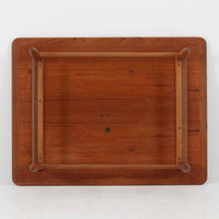 Kurt Ostervigが手がけ、Jason Mobler社により製造されたModel 195は、チーク材の温かみと滑らかな木肌が魅力の北欧ビンテージセンターテーブルです。天板は緩やかに面取りされ、脚部は丸みを帯びた先細りのフォルムで構成されており、軽やかさと安定感を両立しています。幕板の代わりにクロス状に配された貫が特徴で、構造美と機能性を兼ね備えたデザインは、ソファ前のテーブルとしてはもちろん、空間のアクセントとしても優れた存在感を放ちます。デンマーク製ビンテージならではの丁寧な仕上げと経年による風合いをお楽しみいただける一台です。