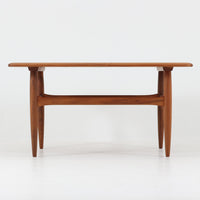 Kurt Ostervigが手がけ、Jason Mobler社により製造されたModel 195は、チーク材の温かみと滑らかな木肌が魅力の北欧ビンテージセンターテーブルです。天板は緩やかに面取りされ、脚部は丸みを帯びた先細りのフォルムで構成されており、軽やかさと安定感を両立しています。幕板の代わりにクロス状に配された貫が特徴で、構造美と機能性を兼ね備えたデザインは、ソファ前のテーブルとしてはもちろん、空間のアクセントとしても優れた存在感を放ちます。デンマーク製ビンテージならではの丁寧な仕上げと経年による風合いをお楽しみいただける一台です。