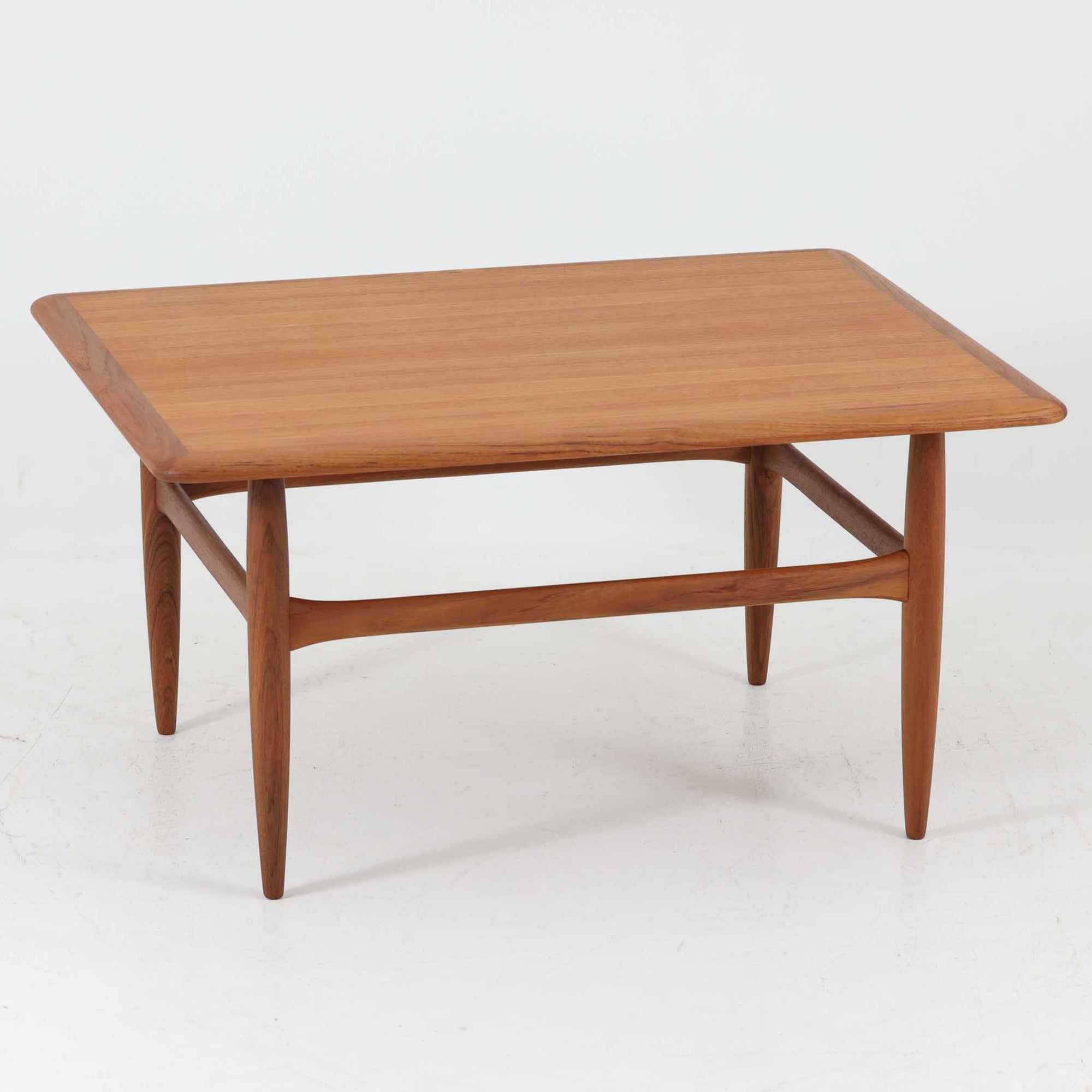 Kurt Ostervigが手がけ、Jason Mobler社により製造されたModel 195は、チーク材の温かみと滑らかな木肌が魅力の北欧ビンテージセンターテーブルです。天板は緩やかに面取りされ、脚部は丸みを帯びた先細りのフォルムで構成されており、軽やかさと安定感を両立しています。幕板の代わりにクロス状に配された貫が特徴で、構造美と機能性を兼ね備えたデザインは、ソファ前のテーブルとしてはもちろん、空間のアクセントとしても優れた存在感を放ちます。デンマーク製ビンテージならではの丁寧な仕上げと経年による風合いをお楽しみいただける一台です。