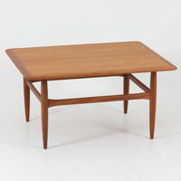 Kurt Ostervigが手がけ、Jason Mobler社により製造されたModel 195は、チーク材の温かみと滑らかな木肌が魅力の北欧ビンテージセンターテーブルです。天板は緩やかに面取りされ、脚部は丸みを帯びた先細りのフォルムで構成されており、軽やかさと安定感を両立しています。幕板の代わりにクロス状に配された貫が特徴で、構造美と機能性を兼ね備えたデザインは、ソファ前のテーブルとしてはもちろん、空間のアクセントとしても優れた存在感を放ちます。デンマーク製ビンテージならではの丁寧な仕上げと経年による風合いをお楽しみいただける一台です。