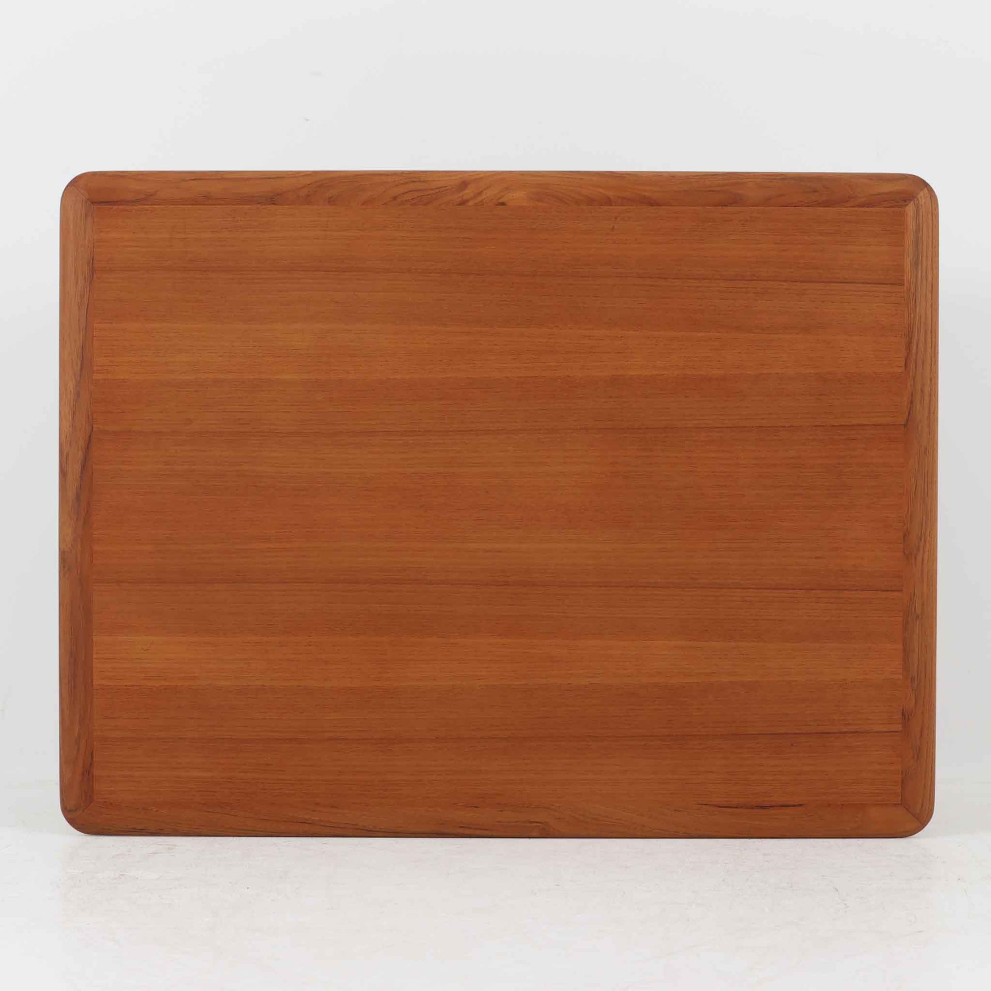 Kurt Ostervigが手がけ、Jason Mobler社により製造されたModel 195は、チーク材の温かみと滑らかな木肌が魅力の北欧ビンテージセンターテーブルです。天板は緩やかに面取りされ、脚部は丸みを帯びた先細りのフォルムで構成されており、軽やかさと安定感を両立しています。幕板の代わりにクロス状に配された貫が特徴で、構造美と機能性を兼ね備えたデザインは、ソファ前のテーブルとしてはもちろん、空間のアクセントとしても優れた存在感を放ちます。デンマーク製ビンテージならではの丁寧な仕上げと経年による風合いをお楽しみいただける一台です。