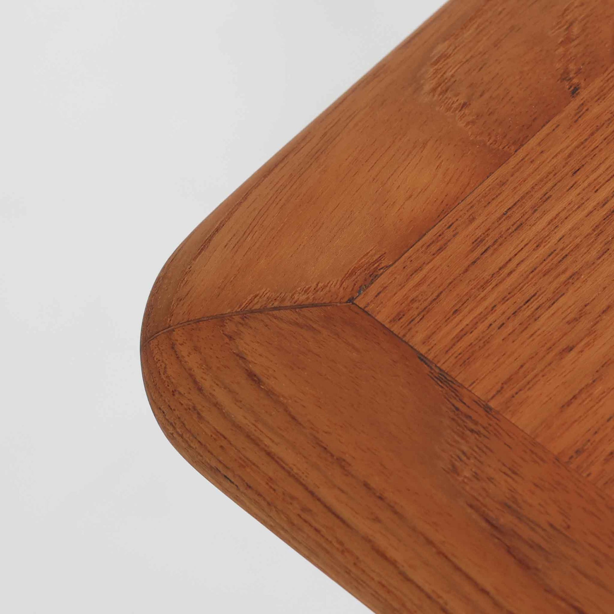 Kurt Ostervigが手がけ、Jason Mobler社により製造されたModel 195は、チーク材の温かみと滑らかな木肌が魅力の北欧ビンテージセンターテーブルです。天板は緩やかに面取りされ、脚部は丸みを帯びた先細りのフォルムで構成されており、軽やかさと安定感を両立しています。幕板の代わりにクロス状に配された貫が特徴で、構造美と機能性を兼ね備えたデザインは、ソファ前のテーブルとしてはもちろん、空間のアクセントとしても優れた存在感を放ちます。デンマーク製ビンテージならではの丁寧な仕上げと経年による風合いをお楽しみいただける一台です。