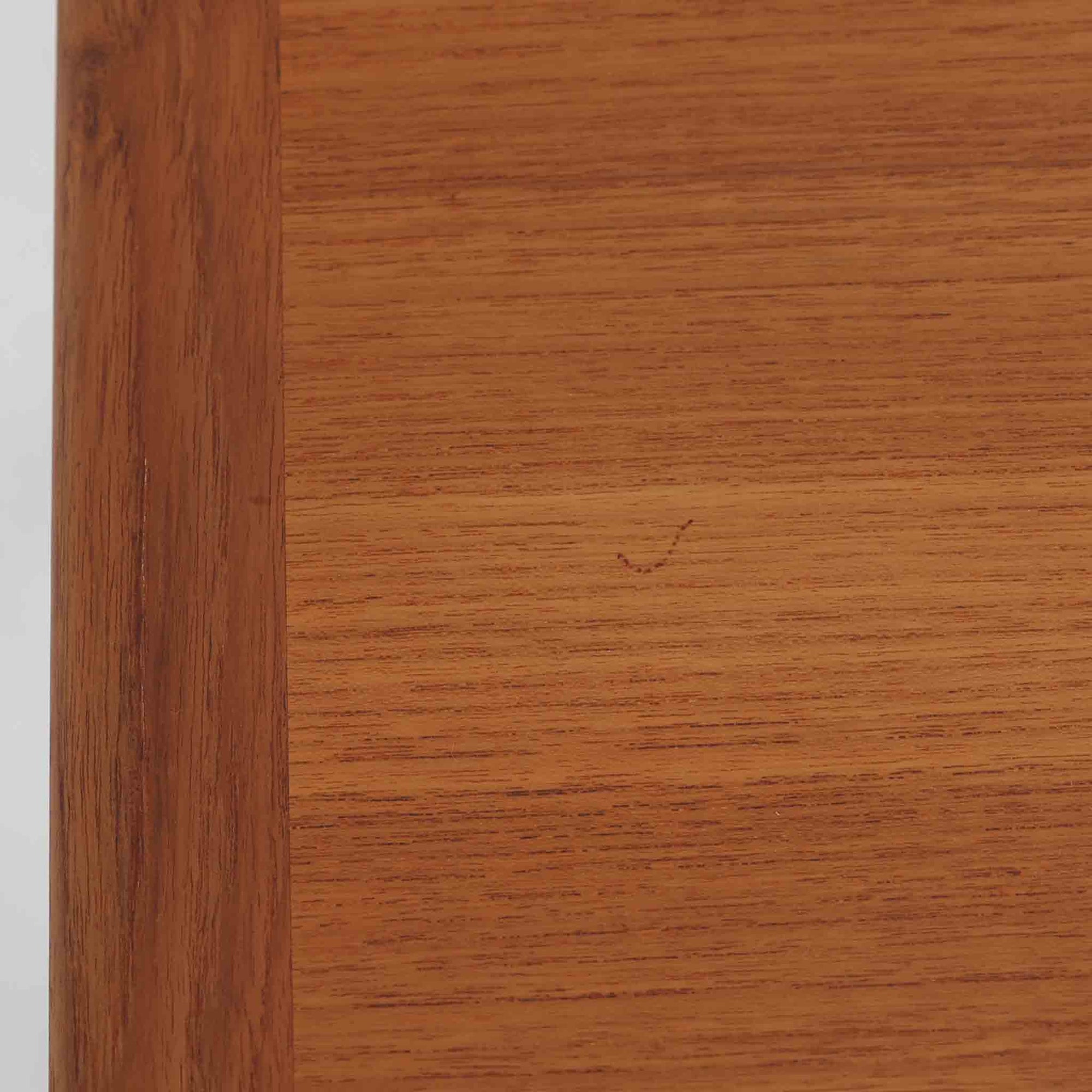 Kurt Ostervigが手がけ、Jason Mobler社により製造されたModel 195は、チーク材の温かみと滑らかな木肌が魅力の北欧ビンテージセンターテーブルです。天板は緩やかに面取りされ、脚部は丸みを帯びた先細りのフォルムで構成されており、軽やかさと安定感を両立しています。幕板の代わりにクロス状に配された貫が特徴で、構造美と機能性を兼ね備えたデザインは、ソファ前のテーブルとしてはもちろん、空間のアクセントとしても優れた存在感を放ちます。デンマーク製ビンテージならではの丁寧な仕上げと経年による風合いをお楽しみいただける一台です。