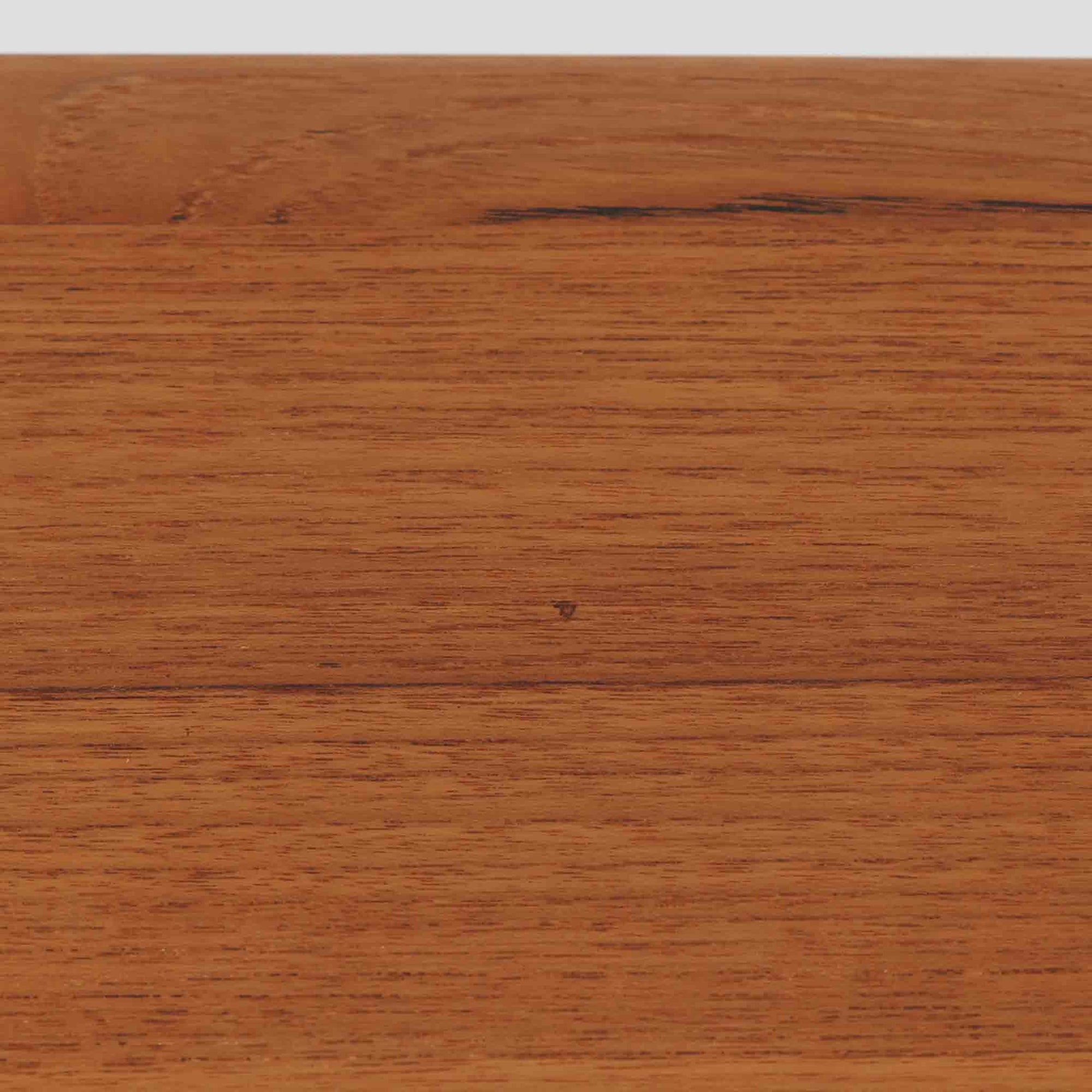 Kurt Ostervigが手がけ、Jason Mobler社により製造されたModel 195は、チーク材の温かみと滑らかな木肌が魅力の北欧ビンテージセンターテーブルです。天板は緩やかに面取りされ、脚部は丸みを帯びた先細りのフォルムで構成されており、軽やかさと安定感を両立しています。幕板の代わりにクロス状に配された貫が特徴で、構造美と機能性を兼ね備えたデザインは、ソファ前のテーブルとしてはもちろん、空間のアクセントとしても優れた存在感を放ちます。デンマーク製ビンテージならではの丁寧な仕上げと経年による風合いをお楽しみいただける一台です。