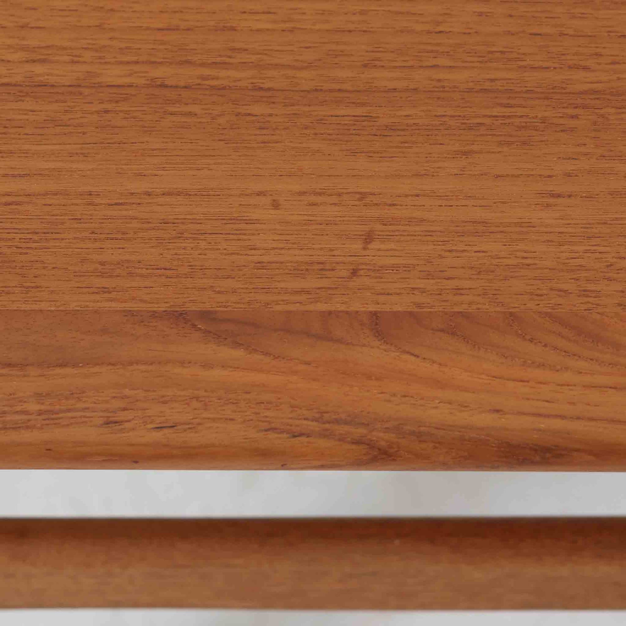 Kurt Ostervigが手がけ、Jason Mobler社により製造されたModel 195は、チーク材の温かみと滑らかな木肌が魅力の北欧ビンテージセンターテーブルです。天板は緩やかに面取りされ、脚部は丸みを帯びた先細りのフォルムで構成されており、軽やかさと安定感を両立しています。幕板の代わりにクロス状に配された貫が特徴で、構造美と機能性を兼ね備えたデザインは、ソファ前のテーブルとしてはもちろん、空間のアクセントとしても優れた存在感を放ちます。デンマーク製ビンテージならではの丁寧な仕上げと経年による風合いをお楽しみいただける一台です。