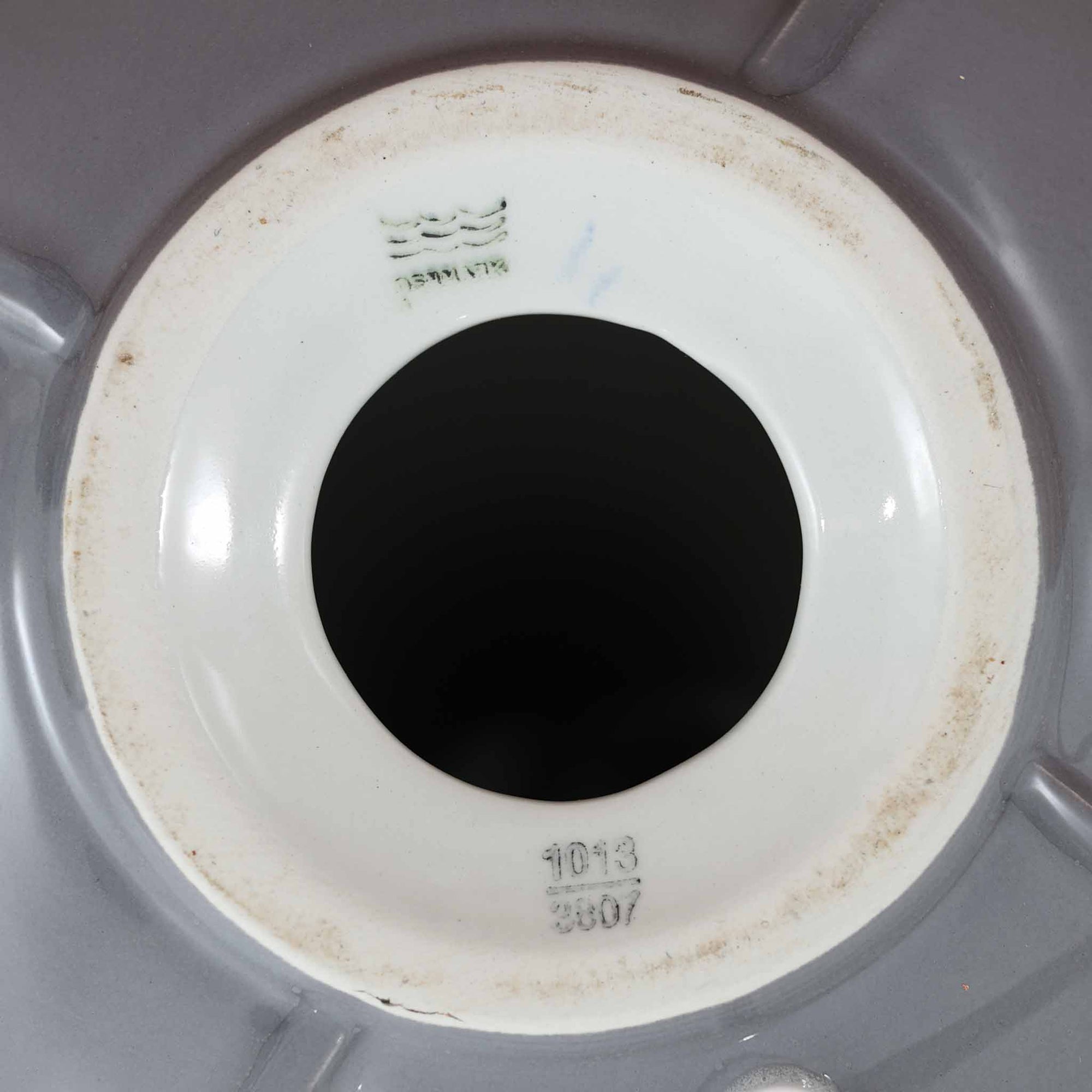 Royal Copenhagen社製のテーブルランプ「1013-3807」です。高さ50cmと存在感のある大きめサイズで、陶磁器ならではの艶やかな質感のベースにリネンシェードが組み合わされ、落ち着いた雰囲気を醸し出しています。クラシカルなフォルムに北欧らしい洗練されたデザインが融合し、点灯時には柔らかく温かな光が空間を包み込みます。リビングやベッドサイドのアクセントとしてはもちろん、インテリアオブジェとしても映える北欧ビンテージの逸品です。