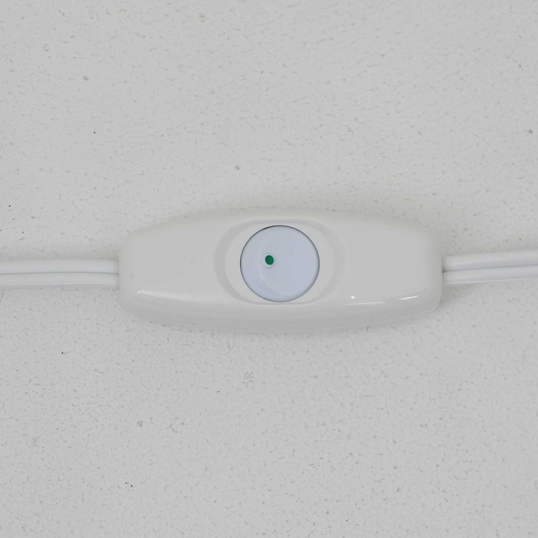 Royal Copenhagen社製のテーブルランプ「1013-3807」です。高さ50cmと存在感のある大きめサイズで、陶磁器ならではの艶やかな質感のベースにリネンシェードが組み合わされ、落ち着いた雰囲気を醸し出しています。クラシカルなフォルムに北欧らしい洗練されたデザインが融合し、点灯時には柔らかく温かな光が空間を包み込みます。リビングやベッドサイドのアクセントとしてはもちろん、インテリアオブジェとしても映える北欧ビンテージの逸品です。