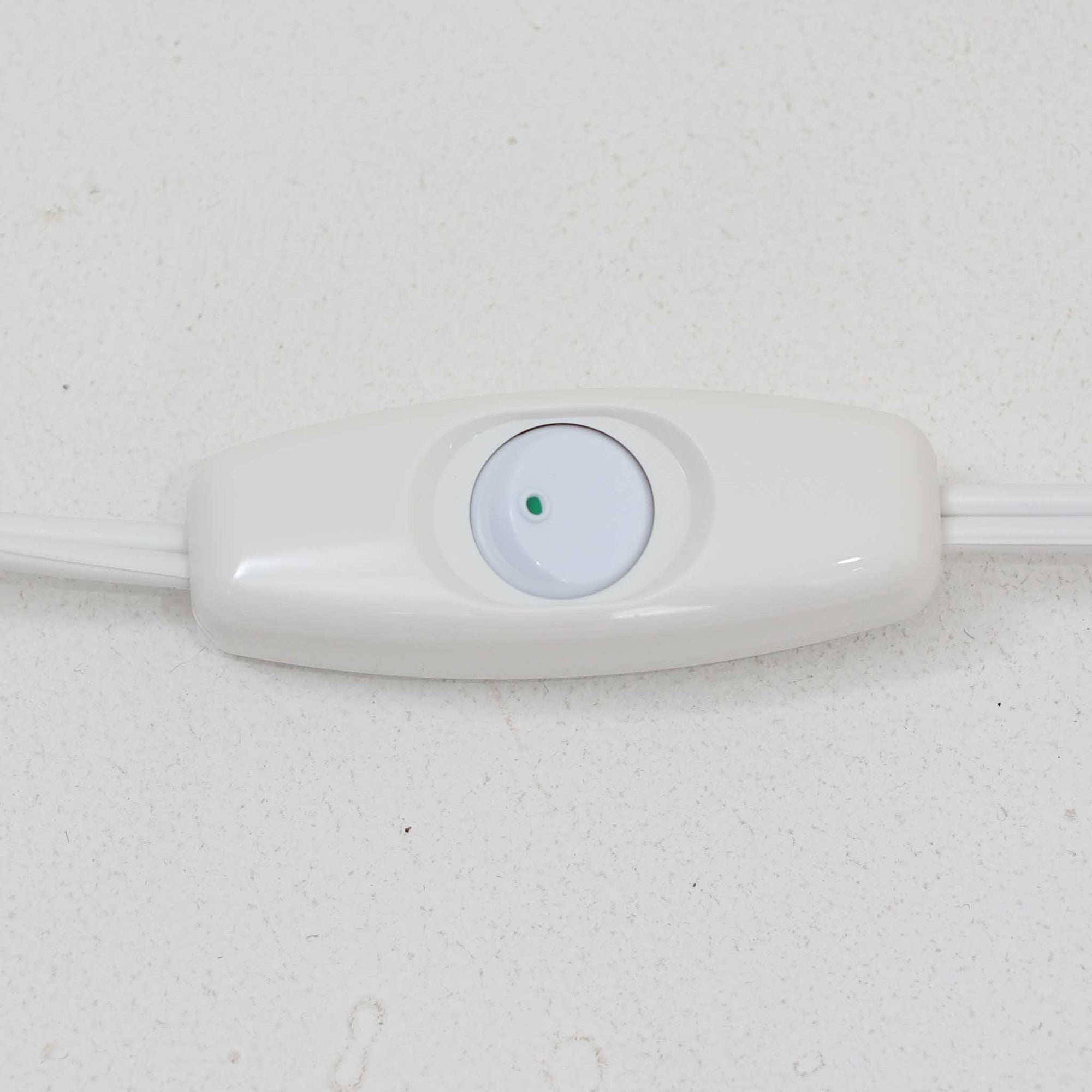 デンマークの名窯Michael Andersen &amp; Sonによる高さ29cmのテーブルランプは、北欧ビンテージらしい温もりと存在感を兼ね備えています。陶磁器製のベースにはブルーからブラウンへと移ろう釉薬が美しいグラデーションを描き、下部に施された幾何学的なレリーフ模様がデザインのアクセントとなっています。リネンシェードを透過する柔らかな光は、ベッドサイドやリビングに穏やかな雰囲気を添え、使うほどに味わいを深める一点物の魅力を楽しめます。