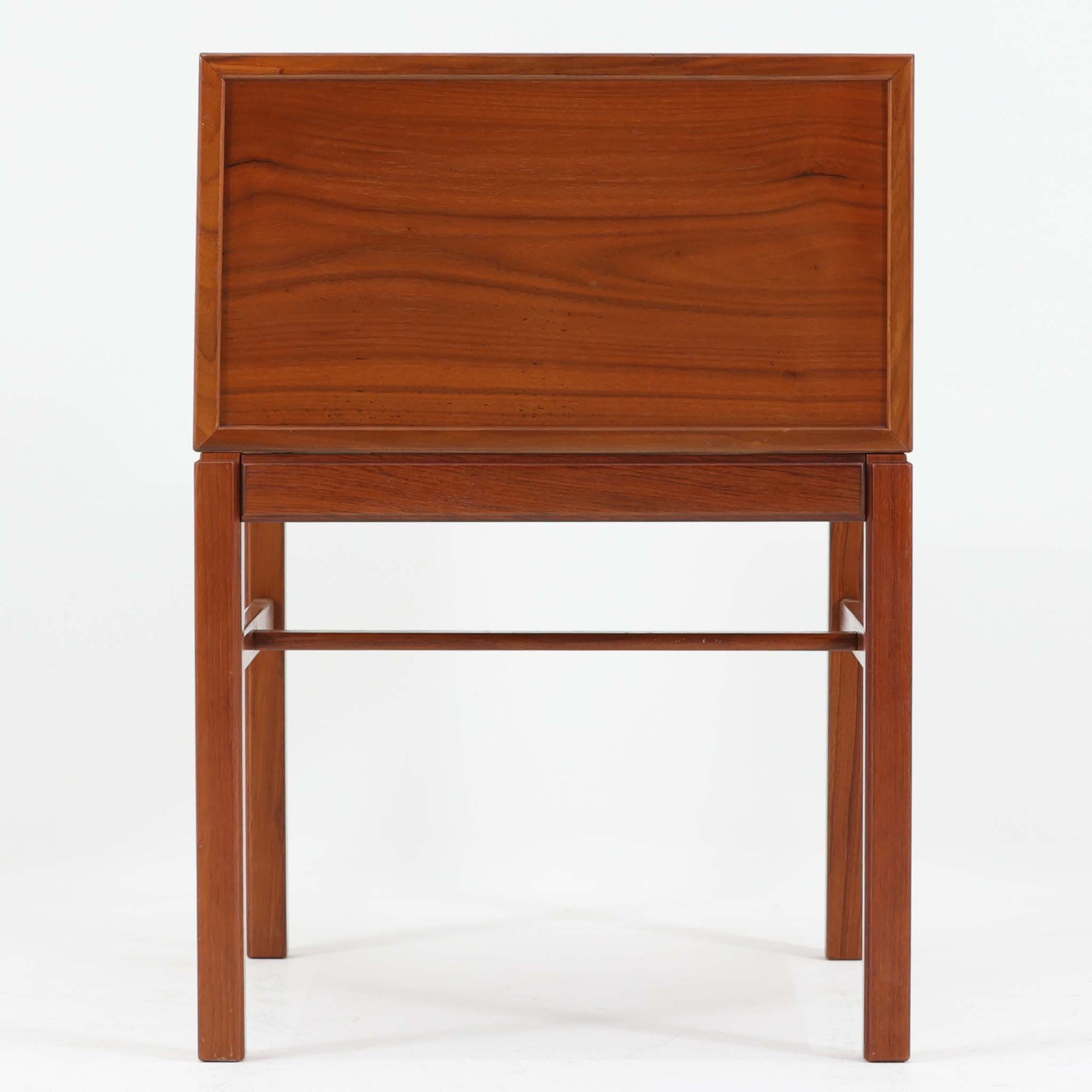 デンマーク製の北欧ビンテージサイドチェストです。チーク材の落ち着いた色合いと美しい木目が際立ち、奥行きをしっかりと確保した設計が実用性を高めています。上部はオープンスペースと、下段には小ぶりな引き出しを配置。真鍮調のつまみがさりげないアクセントとなり、直線的なフォルムとすらりとした脚部が軽やかな印象を与えます。ベッドサイドやリビングでの小物収納、簡易デスクとしても活躍し、経年による艶やかな風合いが空間に温もりを添える一台です。