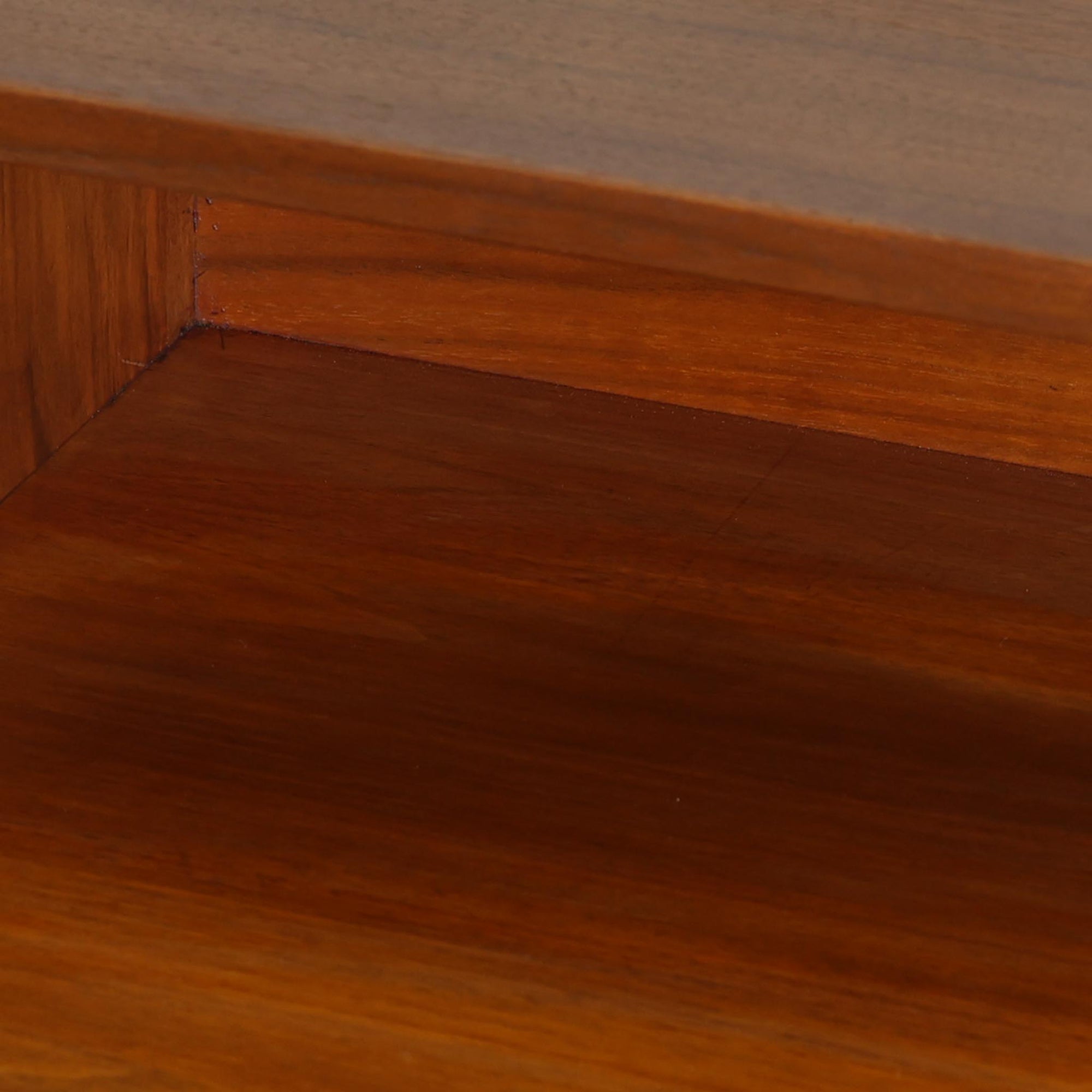 デンマーク製の北欧ビンテージサイドチェストです。チーク材の落ち着いた色合いと美しい木目が際立ち、奥行きをしっかりと確保した設計が実用性を高めています。上部はオープンスペースと、下段には小ぶりな引き出しを配置。真鍮調のつまみがさりげないアクセントとなり、直線的なフォルムとすらりとした脚部が軽やかな印象を与えます。ベッドサイドやリビングでの小物収納、簡易デスクとしても活躍し、経年による艶やかな風合いが空間に温もりを添える一台です。