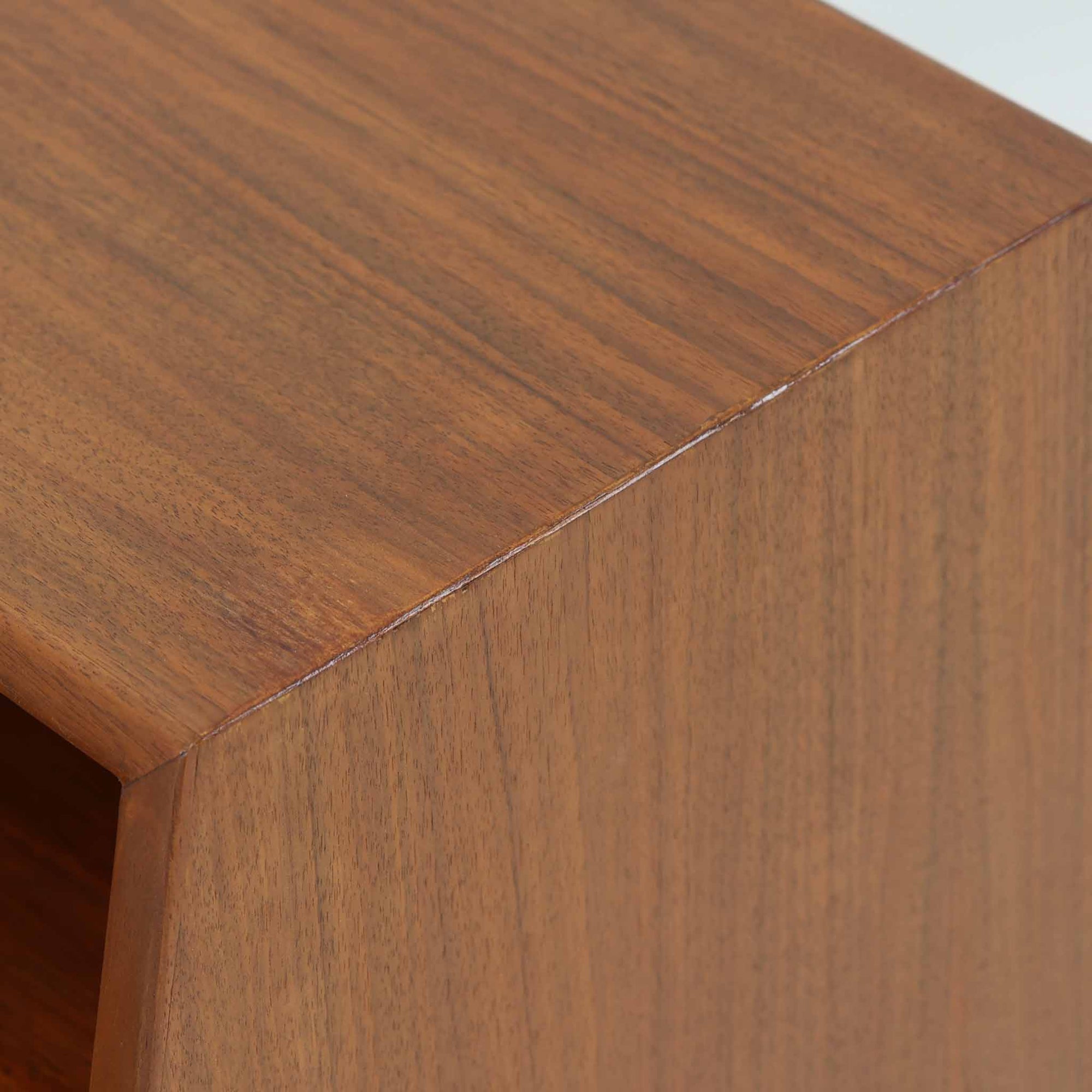 デンマーク製の北欧ビンテージサイドチェストです。チーク材の落ち着いた色合いと美しい木目が際立ち、奥行きをしっかりと確保した設計が実用性を高めています。上部はオープンスペースと、下段には小ぶりな引き出しを配置。真鍮調のつまみがさりげないアクセントとなり、直線的なフォルムとすらりとした脚部が軽やかな印象を与えます。ベッドサイドやリビングでの小物収納、簡易デスクとしても活躍し、経年による艶やかな風合いが空間に温もりを添える一台です。