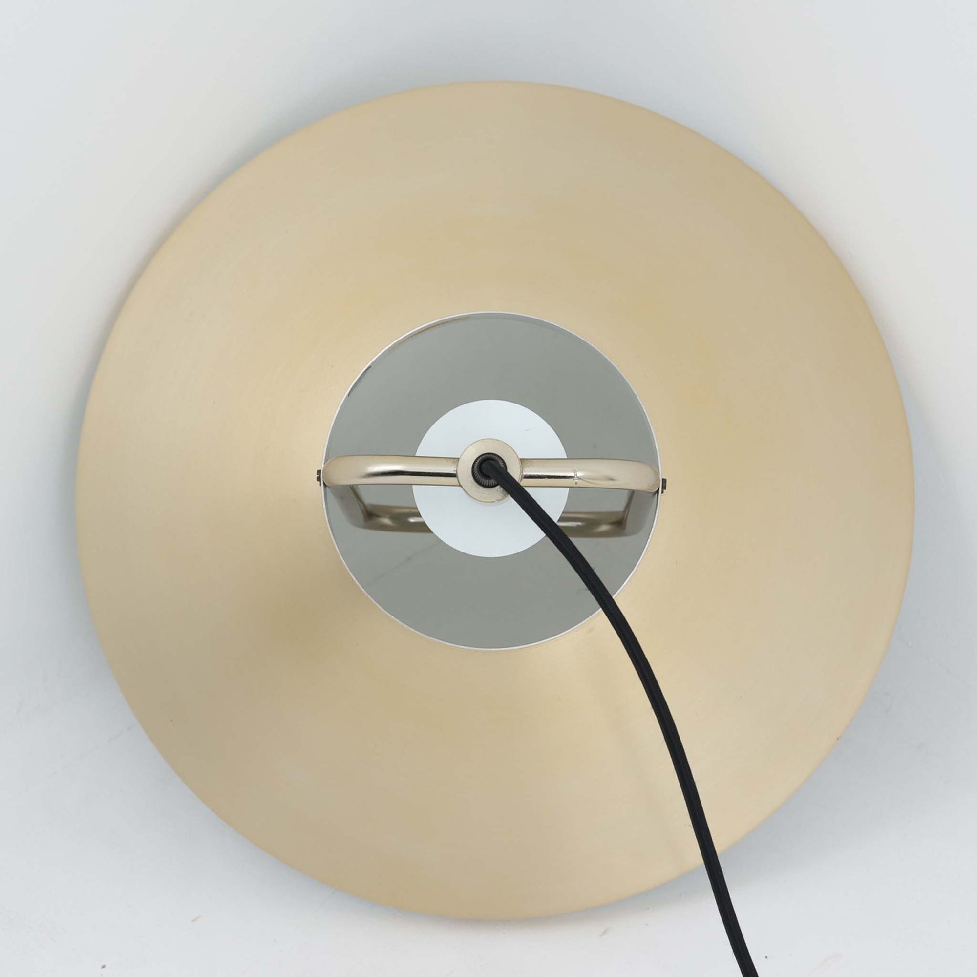 Jo Hammerborg（ヨー・ハーマボー）がFog &amp; Morup（フォグ＆モーラップ）より発表した「Tarok」ペンダントライトです。直径41cmと存在感のあるサイズで、真鍮のような上品な質感をもつアルミ素材が用いられています。特徴的な円弧を描くフレームとシンプルながらも力強いシェードデザインは、ハーマボーらしいモダンな造形美を感じさせます。消灯時はオブジェのような美しさを放ち、点灯時には温かみのある光が広がり、ダイニングやリビングを上質な空間へと演出します。北欧モダンデザインの洗練を感じさせるビンテージアイテムです。