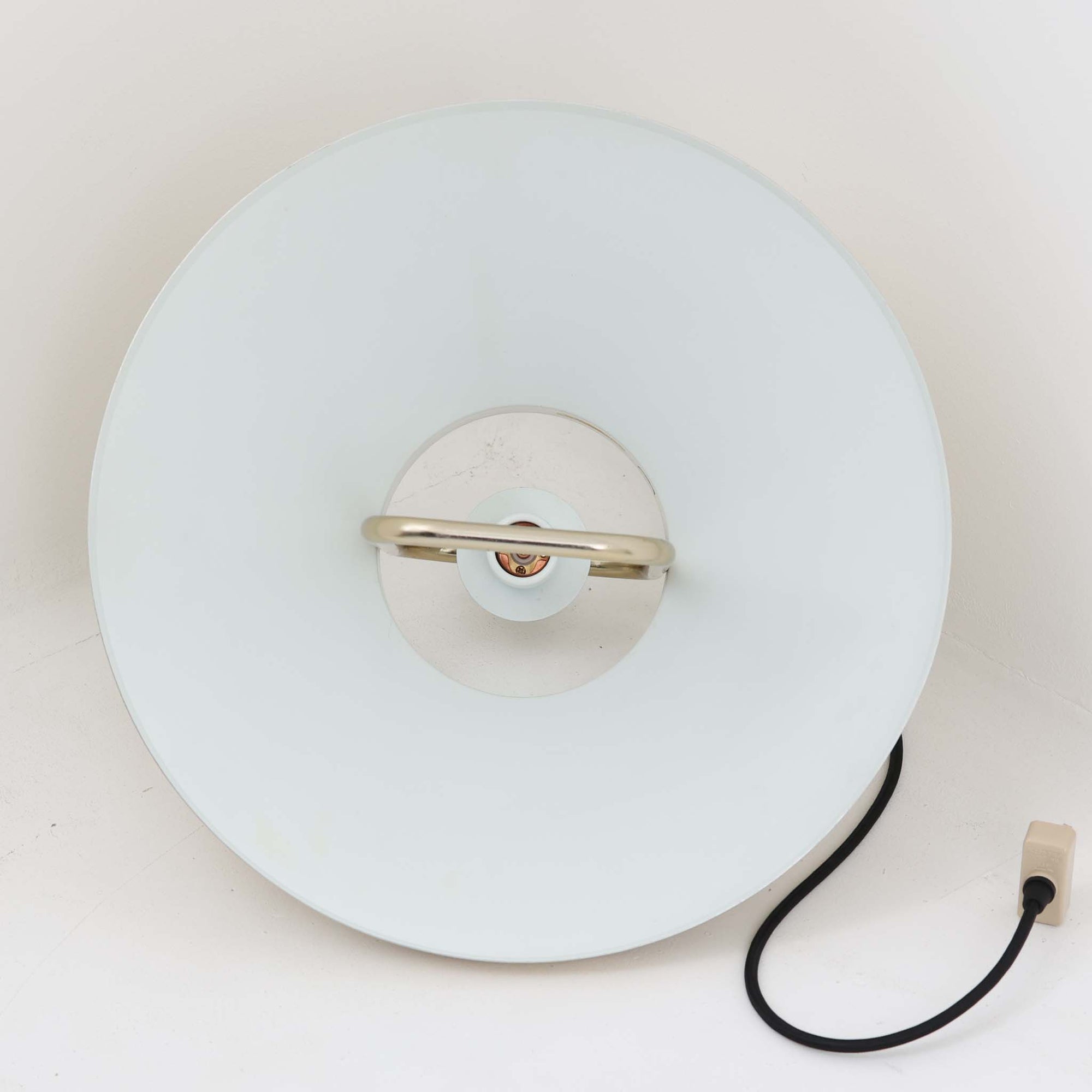 Jo Hammerborg（ヨー・ハーマボー）がFog &amp; Morup（フォグ＆モーラップ）より発表した「Tarok」ペンダントライトです。直径41cmと存在感のあるサイズで、真鍮のような上品な質感をもつアルミ素材が用いられています。特徴的な円弧を描くフレームとシンプルながらも力強いシェードデザインは、ハーマボーらしいモダンな造形美を感じさせます。消灯時はオブジェのような美しさを放ち、点灯時には温かみのある光が広がり、ダイニングやリビングを上質な空間へと演出します。北欧モダンデザインの洗練を感じさせるビンテージアイテムです。