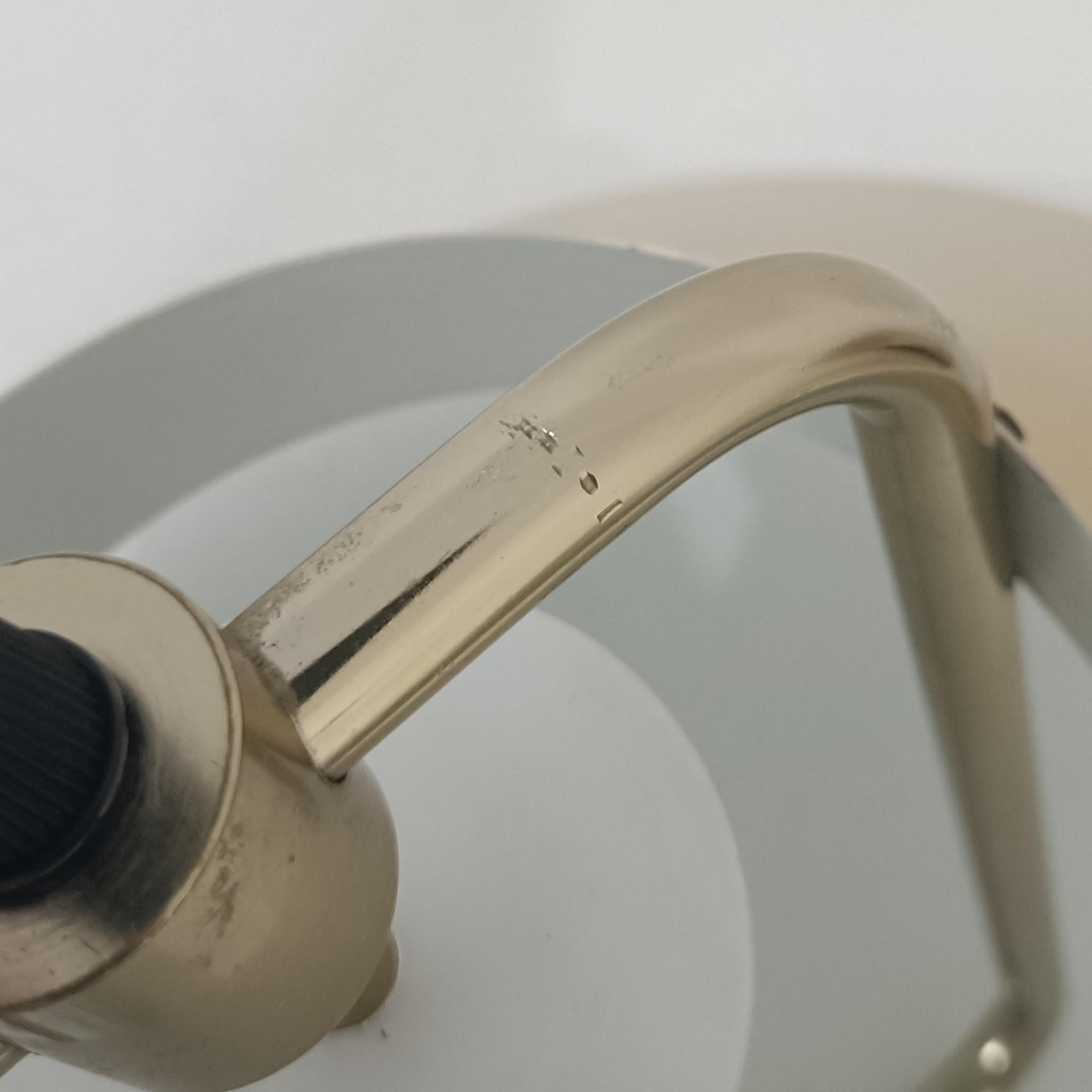 Jo Hammerborg（ヨー・ハーマボー）がFog &amp; Morup（フォグ＆モーラップ）より発表した「Tarok」ペンダントライトです。直径41cmと存在感のあるサイズで、真鍮のような上品な質感をもつアルミ素材が用いられています。特徴的な円弧を描くフレームとシンプルながらも力強いシェードデザインは、ハーマボーらしいモダンな造形美を感じさせます。消灯時はオブジェのような美しさを放ち、点灯時には温かみのある光が広がり、ダイニングやリビングを上質な空間へと演出します。北欧モダンデザインの洗練を感じさせるビンテージアイテムです。