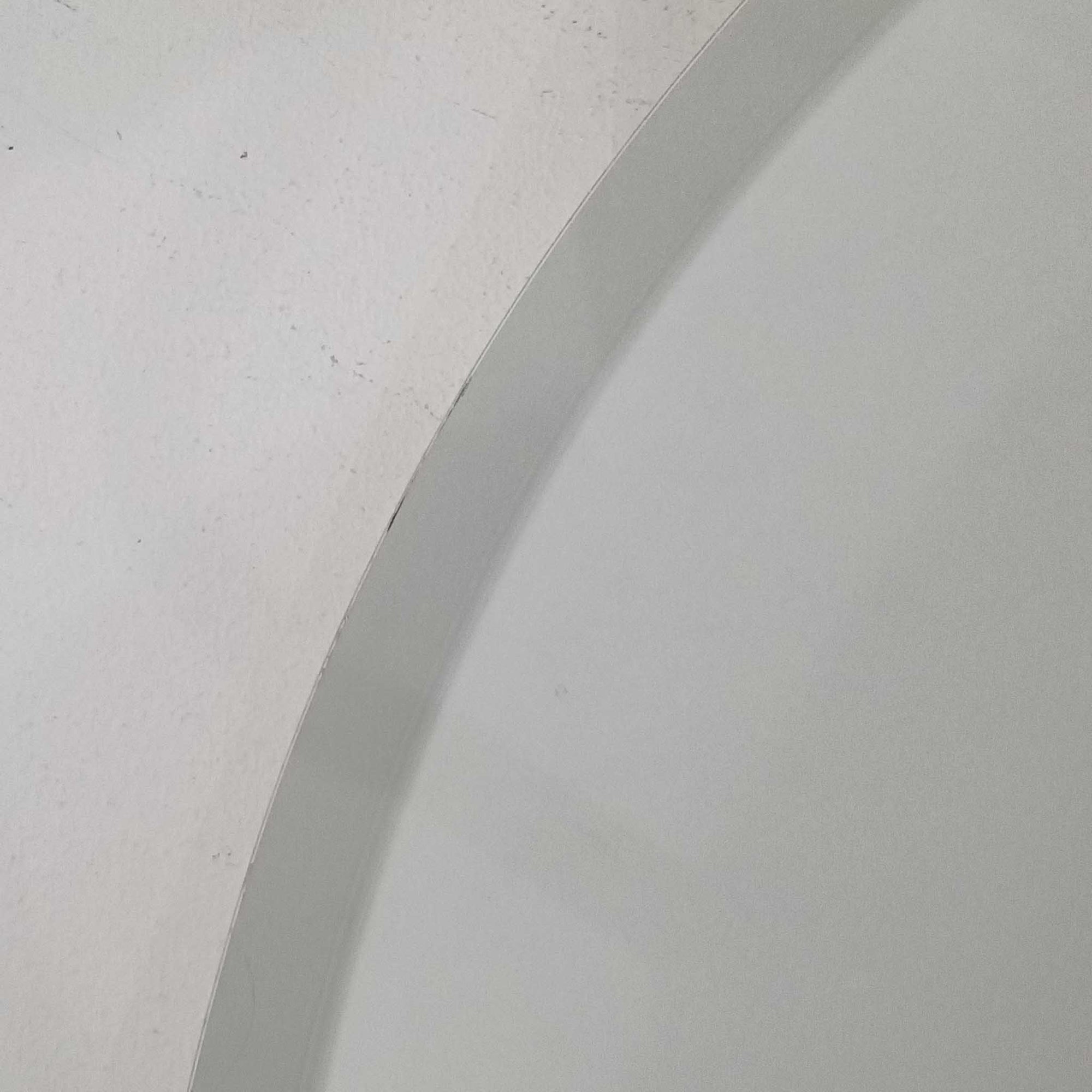 Jo Hammerborg（ヨー・ハーマボー）がFog &amp; Morup（フォグ＆モーラップ）より発表した「Tarok」ペンダントライトです。直径41cmと存在感のあるサイズで、真鍮のような上品な質感をもつアルミ素材が用いられています。特徴的な円弧を描くフレームとシンプルながらも力強いシェードデザインは、ハーマボーらしいモダンな造形美を感じさせます。消灯時はオブジェのような美しさを放ち、点灯時には温かみのある光が広がり、ダイニングやリビングを上質な空間へと演出します。北欧モダンデザインの洗練を感じさせるビンテージアイテムです。