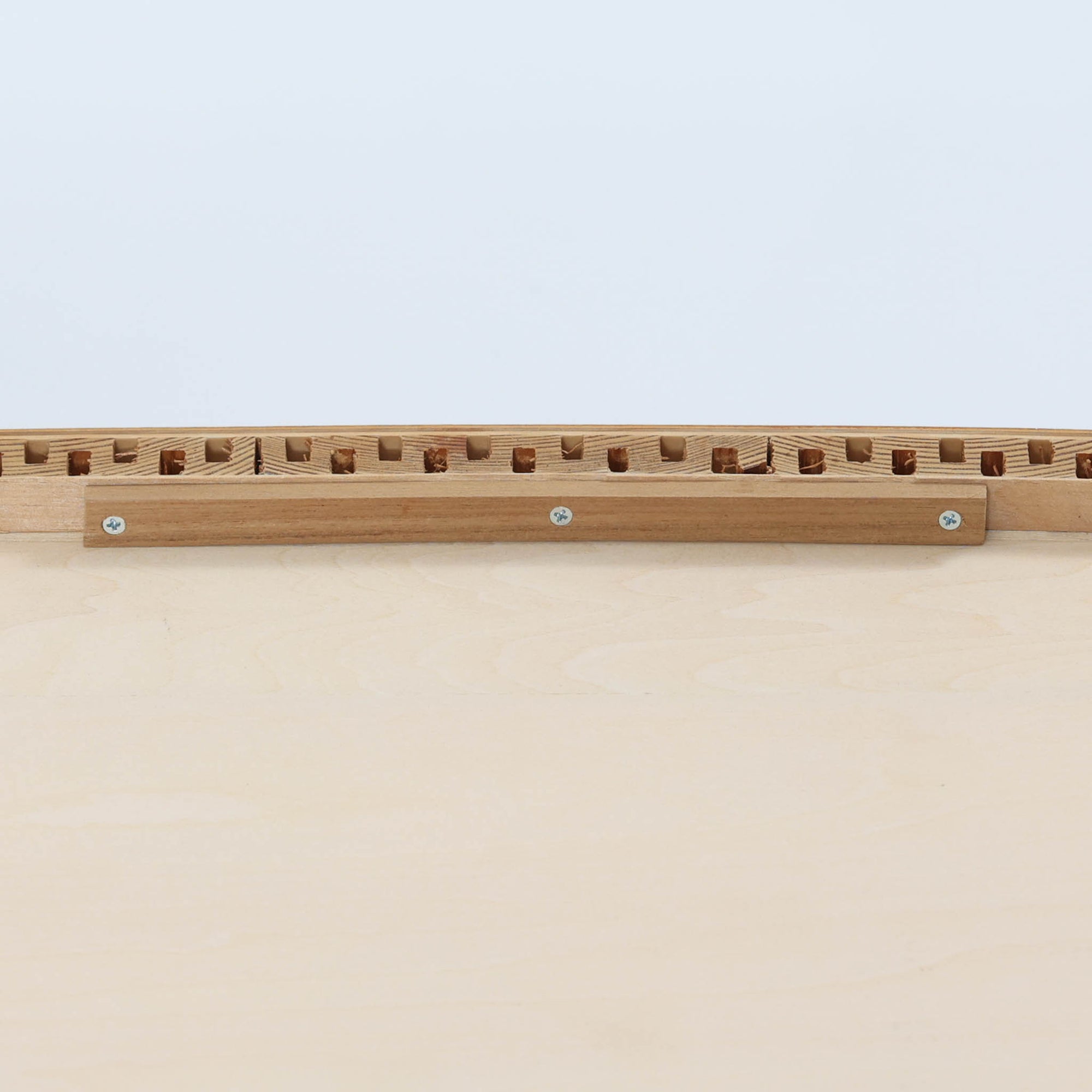 北欧ビンテージらしい端正な佇まいが魅力の5段チェストです。良質な木材を用いた本体は、横に流れる美しい木目に加え、角だけでなく前板を含む本体全体が緩やかな曲線を描く、有機的で上質なフォルムが特徴です。引き出し前板には手掛け一体型の彫り込みが施され、丸みを帯びた造形と相まって柔らかな印象を与えます。高い工作精度が感じられるクオリティの高い一台で、収納力に優れたサイズながら脚付き構造により軽やかさも備え、寝室やリビングの主収納として活躍します。Vordingborg Mobelfabrik社製と伝えられていますが確証はなく、メーカー不詳のビンテージ品としてご紹介します。経年変化によって深みを増した木肌が、空間に上質な存在感をもたらします。