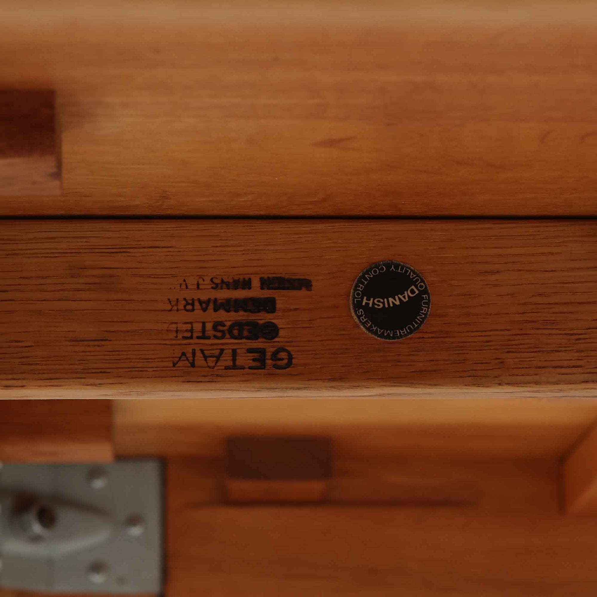 Hans J. Wegnerがデザインし、Getama社より製造されたセンターテーブル「GE82」は、丸脚の意匠が特徴で、四角脚の「GE85」と同時期にデザインされたといわれています。バタフライ構造による拡張機能を備えた北欧ビンテージ家具で、オーク無垢材を贅沢に使用し、幅103cmから160cmへと用途に応じてサイズ調整が可能。普段はコンパクトに、来客時には広々と使える実用性が魅力です。シンプルで力強いフォルムと無垢材ならではの豊かな木目は、年月を経て一層の味わいを増し、空間に温もりと存在感を添えます。