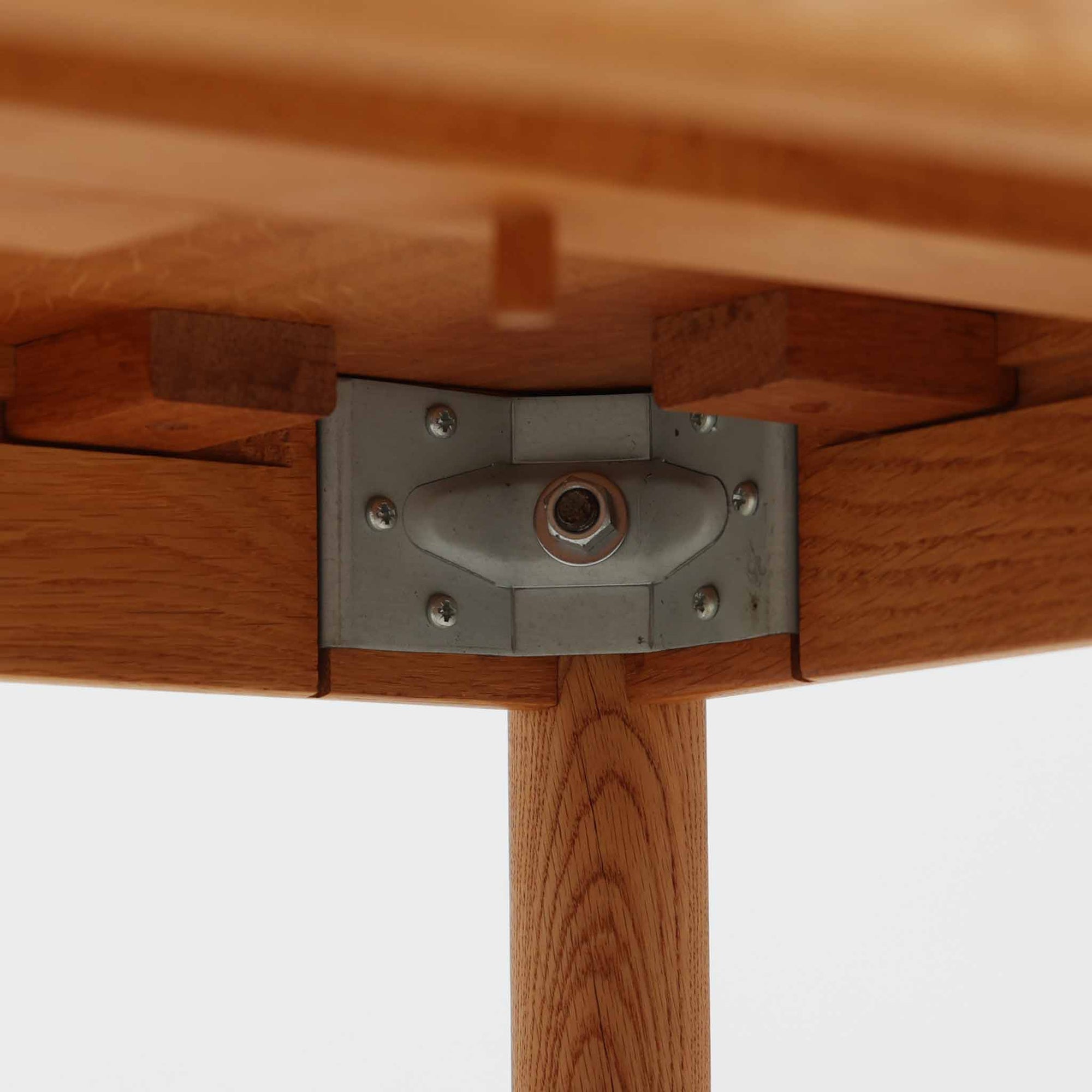 Hans J. Wegnerがデザインし、Getama社より製造されたセンターテーブル「GE82」は、丸脚の意匠が特徴で、四角脚の「GE85」と同時期にデザインされたといわれています。バタフライ構造による拡張機能を備えた北欧ビンテージ家具で、オーク無垢材を贅沢に使用し、幅103cmから160cmへと用途に応じてサイズ調整が可能。普段はコンパクトに、来客時には広々と使える実用性が魅力です。シンプルで力強いフォルムと無垢材ならではの豊かな木目は、年月を経て一層の味わいを増し、空間に温もりと存在感を添えます。