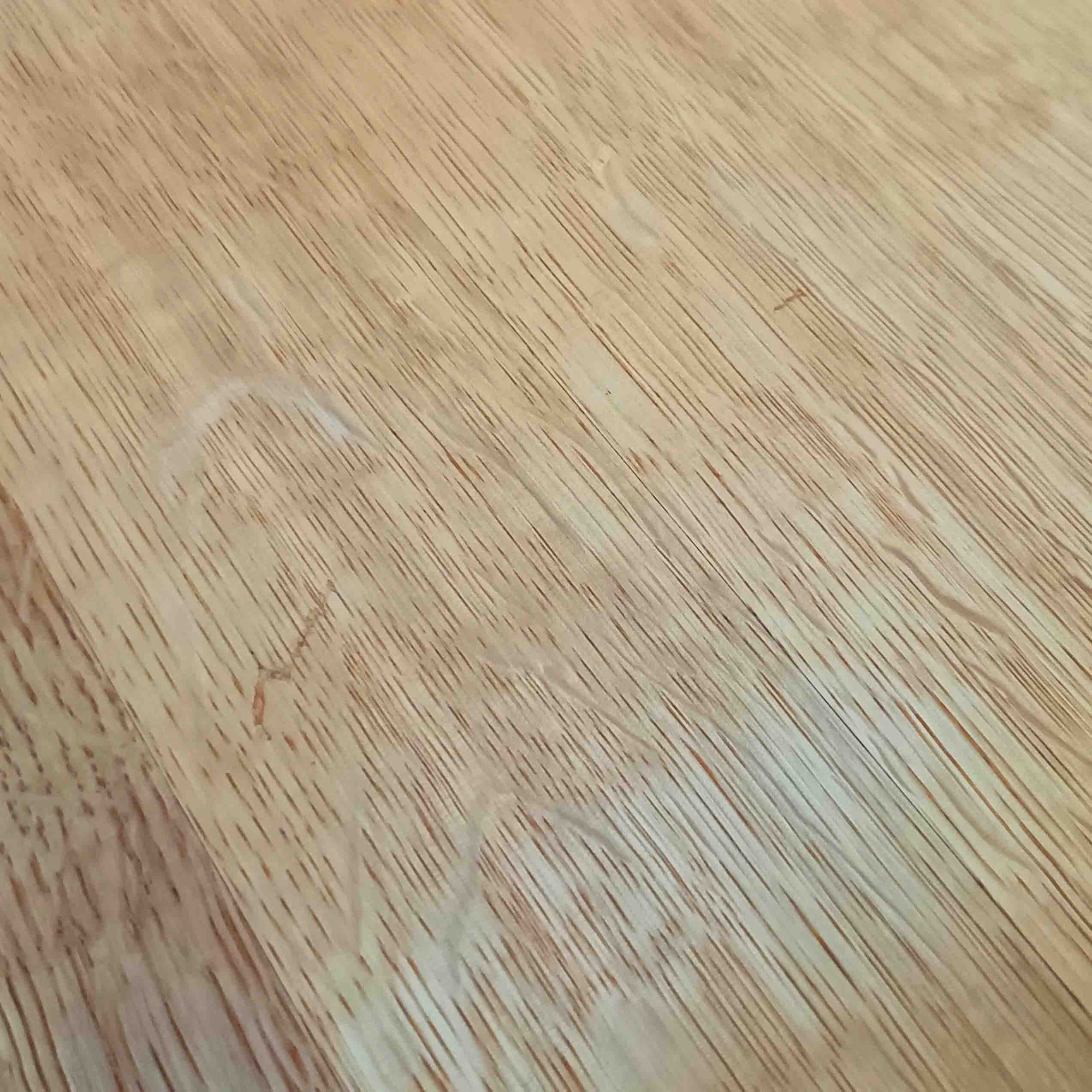 Hans J. Wegnerがデザインし、Getama社より製造されたセンターテーブル「GE82」は、丸脚の意匠が特徴で、四角脚の「GE85」と同時期にデザインされたといわれています。バタフライ構造による拡張機能を備えた北欧ビンテージ家具で、オーク無垢材を贅沢に使用し、幅103cmから160cmへと用途に応じてサイズ調整が可能。普段はコンパクトに、来客時には広々と使える実用性が魅力です。シンプルで力強いフォルムと無垢材ならではの豊かな木目は、年月を経て一層の味わいを増し、空間に温もりと存在感を添えます。