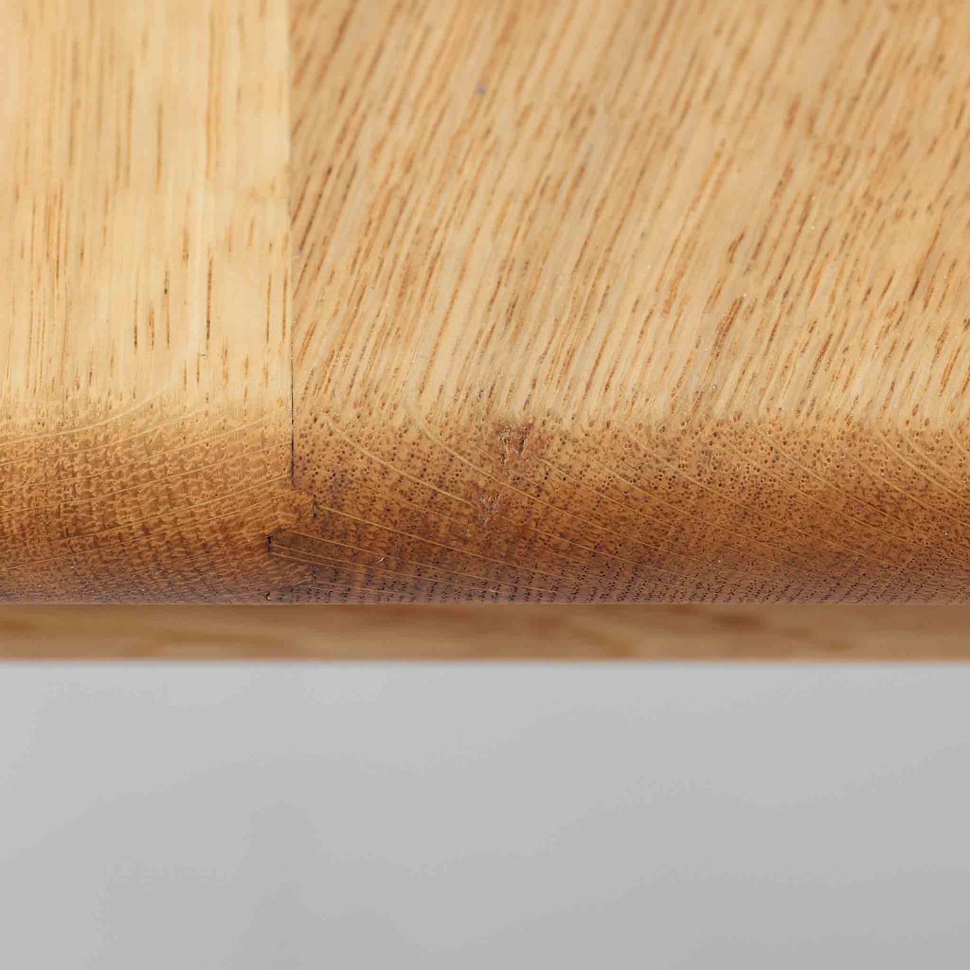 Hans J. Wegnerがデザインし、Getama社より製造されたセンターテーブル「GE82」は、丸脚の意匠が特徴で、四角脚の「GE85」と同時期にデザインされたといわれています。バタフライ構造による拡張機能を備えた北欧ビンテージ家具で、オーク無垢材を贅沢に使用し、幅103cmから160cmへと用途に応じてサイズ調整が可能。普段はコンパクトに、来客時には広々と使える実用性が魅力です。シンプルで力強いフォルムと無垢材ならではの豊かな木目は、年月を経て一層の味わいを増し、空間に温もりと存在感を添えます。