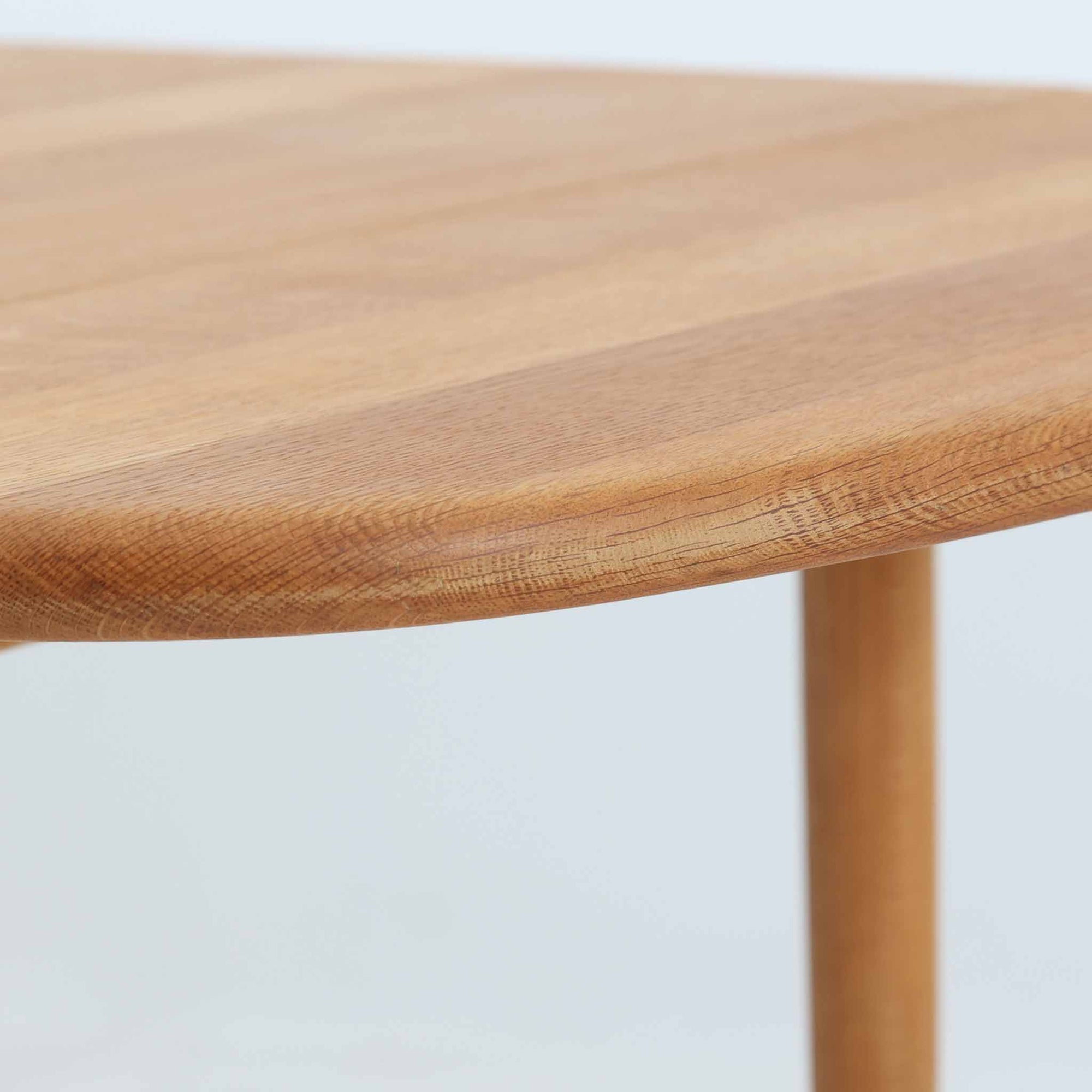 Hans J. Wegnerがデザインし、Getama社より製造されたセンターテーブル「GE82」は、丸脚の意匠が特徴で、四角脚の「GE85」と同時期にデザインされたといわれています。バタフライ構造による拡張機能を備えた北欧ビンテージ家具で、オーク無垢材を贅沢に使用し、幅103cmから160cmへと用途に応じてサイズ調整が可能。普段はコンパクトに、来客時には広々と使える実用性が魅力です。シンプルで力強いフォルムと無垢材ならではの豊かな木目は、年月を経て一層の味わいを増し、空間に温もりと存在感を添えます。