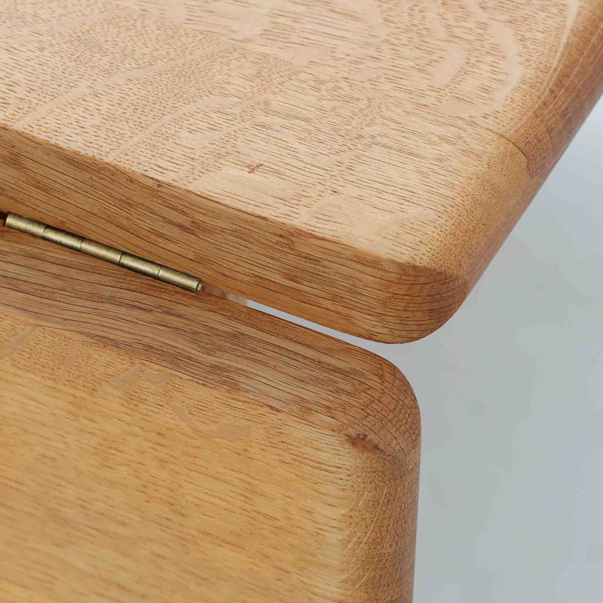 Hans J. Wegnerがデザインし、Getama社より製造されたセンターテーブル「GE82」は、丸脚の意匠が特徴で、四角脚の「GE85」と同時期にデザインされたといわれています。バタフライ構造による拡張機能を備えた北欧ビンテージ家具で、オーク無垢材を贅沢に使用し、幅103cmから160cmへと用途に応じてサイズ調整が可能。普段はコンパクトに、来客時には広々と使える実用性が魅力です。シンプルで力強いフォルムと無垢材ならではの豊かな木目は、年月を経て一層の味わいを増し、空間に温もりと存在感を添えます。