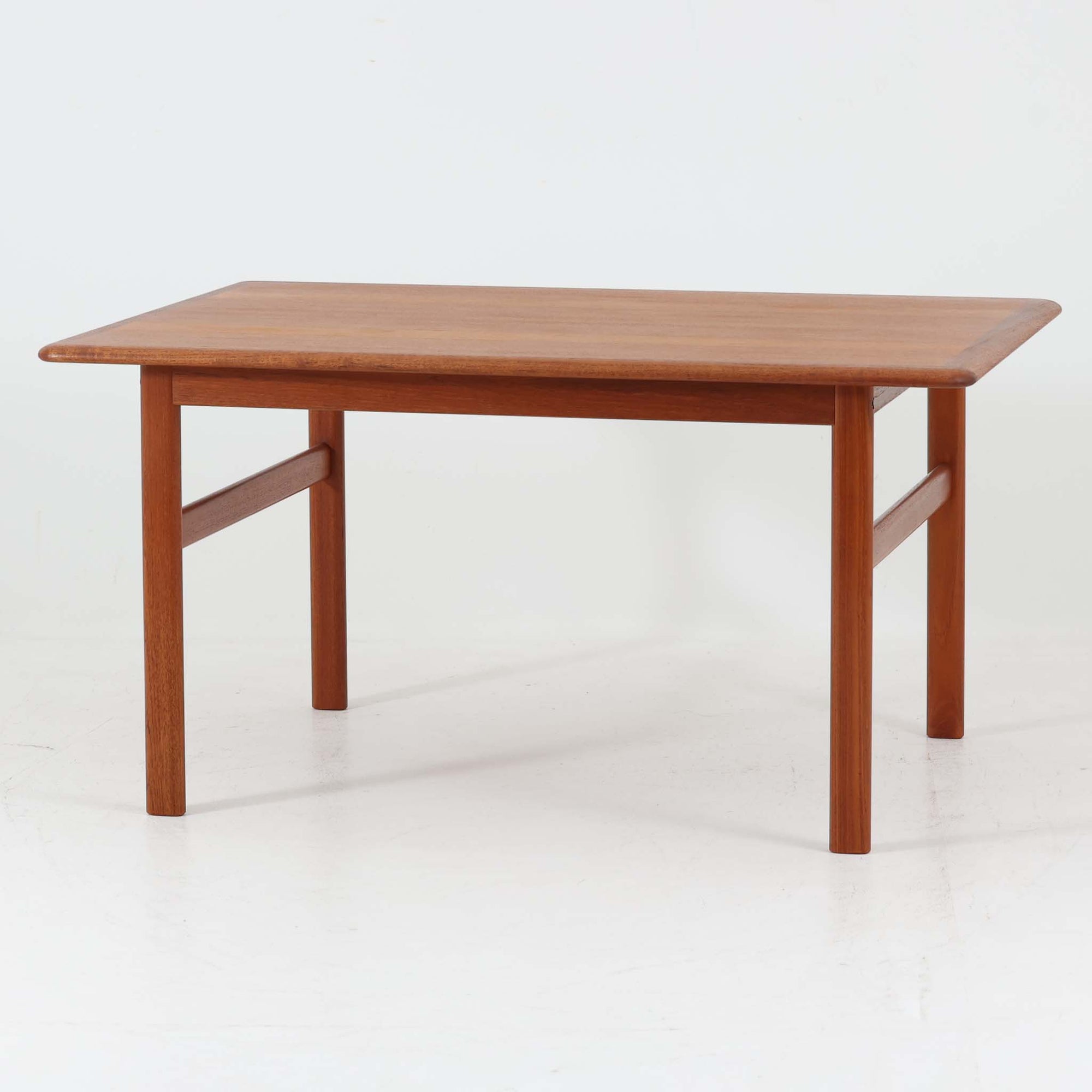 シンプルながら丁寧に面取りされた天板や、幕板と脚部を繋ぐ斜めの貫など、細部にまでこだわりを感じさせるこちらのセンターテーブルは、チーク材特有の温かみある色合いと滑らかな木肌が魅力の北欧ビンテージ家具です。幅110cmと使いやすいサイズ感で、リビングの中心に置けば空間を引き締めつつも柔らかな存在感を放ち、ソファとの組み合わせにも最適な一台です。