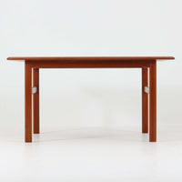 シンプルながら丁寧に面取りされた天板や、幕板と脚部を繋ぐ斜めの貫など、細部にまでこだわりを感じさせるこちらのセンターテーブルは、チーク材特有の温かみある色合いと滑らかな木肌が魅力の北欧ビンテージ家具です。幅110cmと使いやすいサイズ感で、リビングの中心に置けば空間を引き締めつつも柔らかな存在感を放ち、ソファとの組み合わせにも最適な一台です。