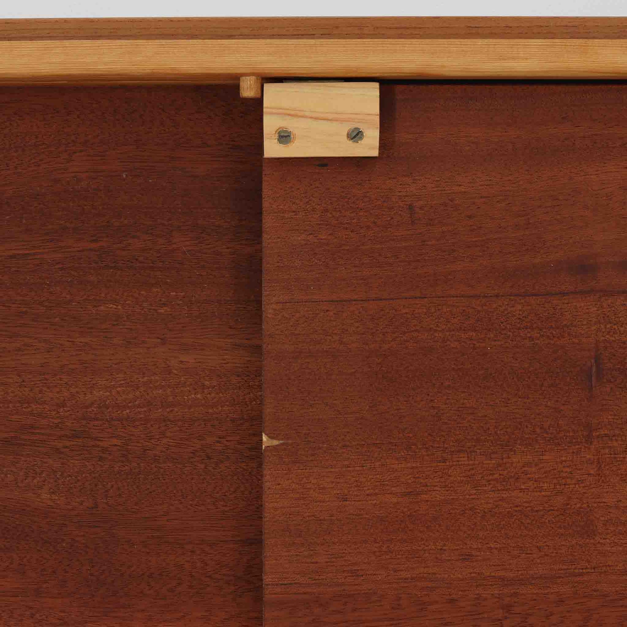 チーク材を用いたデンマーク製の拡張板付きセンターテーブルです。直線的で軽やかなフレーム構造と、脚部から天板へとつながる端正な接合部に北欧ビンテージらしい丁寧なつくりが感じられます。拡張板を引き出すことで天板幅を大きく広げることができ、来客時や作業スペースとしても柔軟に対応します。深みを増したチークの色合いと美しい木目が空間に落ち着きを与え、リビングの主役として長く愛用できる一台です。拡張板はチーク材のほか、黒のラミネート仕上げの2種類が備わっており、用途に応じて使い分けが可能です。ラミネート面は輪染みがつきにくく、作業用や来客時にも気兼ねなく使える実用性を備えています。