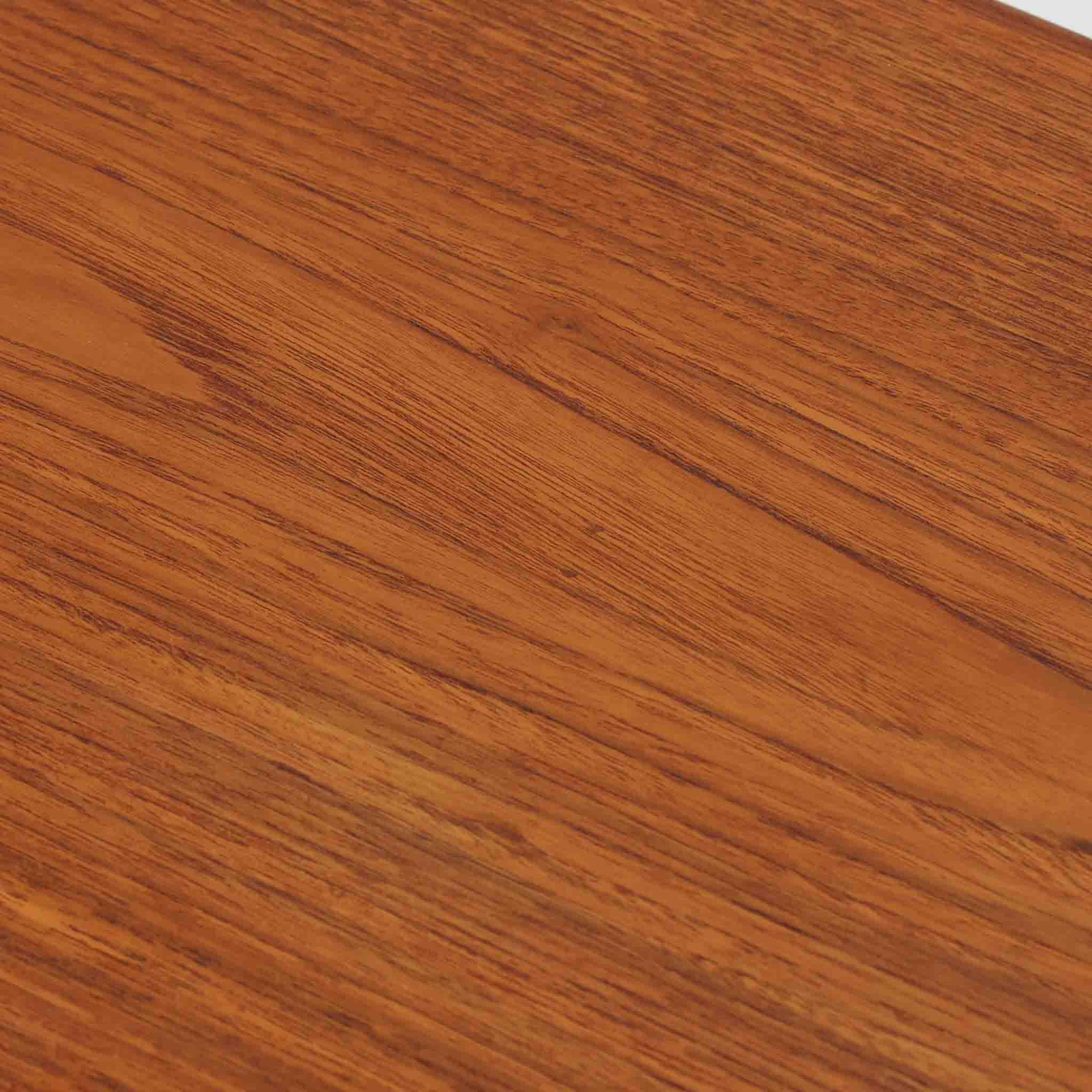 チーク材を用いたデンマーク製の拡張板付きセンターテーブルです。直線的で軽やかなフレーム構造と、脚部から天板へとつながる端正な接合部に北欧ビンテージらしい丁寧なつくりが感じられます。拡張板を引き出すことで天板幅を大きく広げることができ、来客時や作業スペースとしても柔軟に対応します。深みを増したチークの色合いと美しい木目が空間に落ち着きを与え、リビングの主役として長く愛用できる一台です。拡張板はチーク材のほか、黒のラミネート仕上げの2種類が備わっており、用途に応じて使い分けが可能です。ラミネート面は輪染みがつきにくく、作業用や来客時にも気兼ねなく使える実用性を備えています。